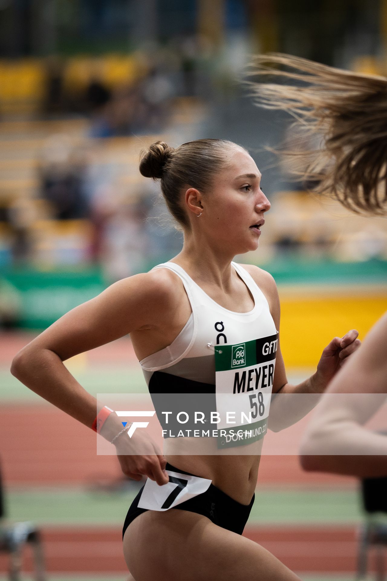 Fabiane Meyer (TV Westfalia Epe) ueber 1500m am 12.02.2022 beim PSD Bank Indoor Meeting in der Helmut-Körnig-Halle in Dortmund