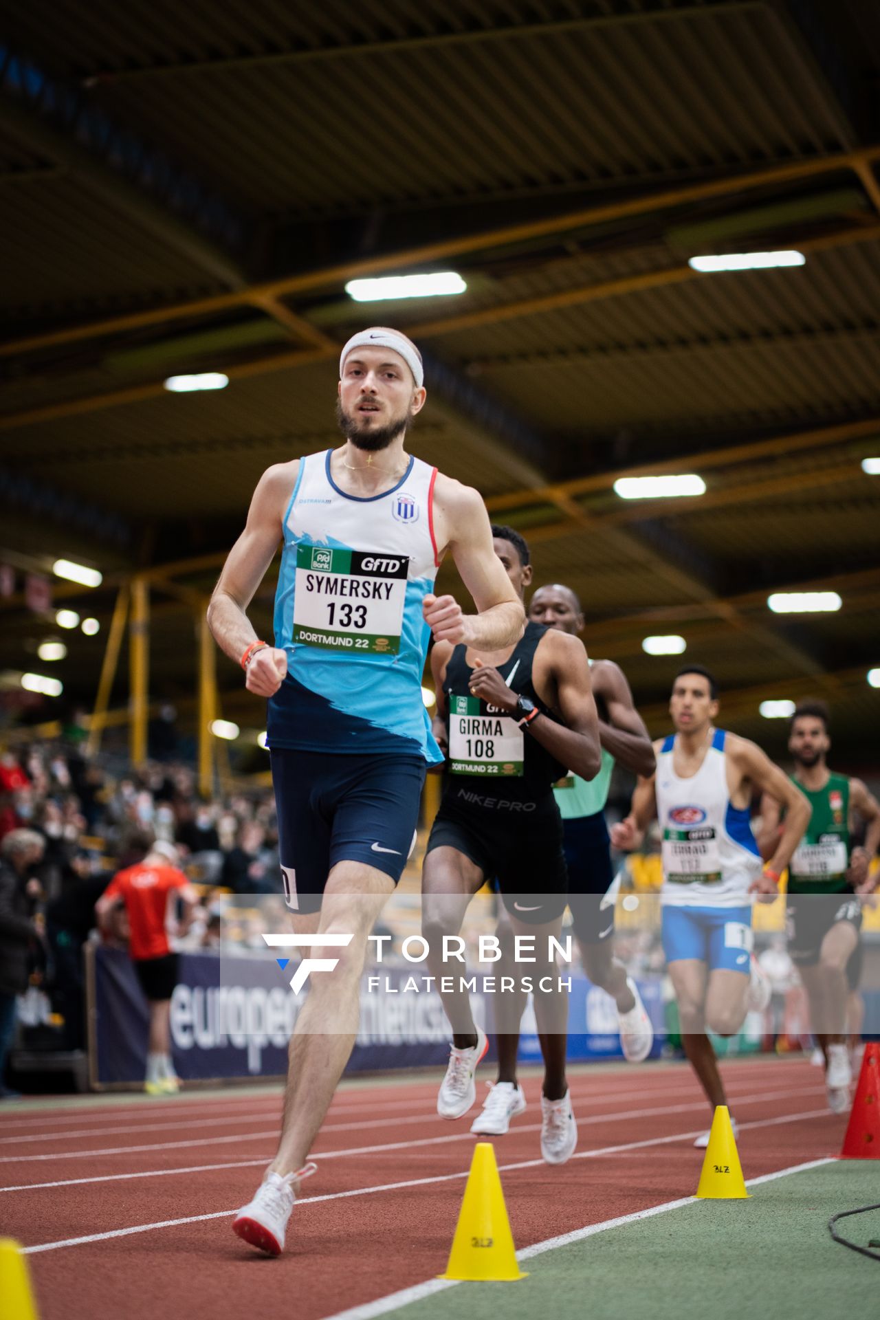 Pacemaker Lukas Symersky (Tschechien) ueber 1500m am 12.02.2022 beim PSD Bank Indoor Meeting in der Helmut-Körnig-Halle in Dortmund