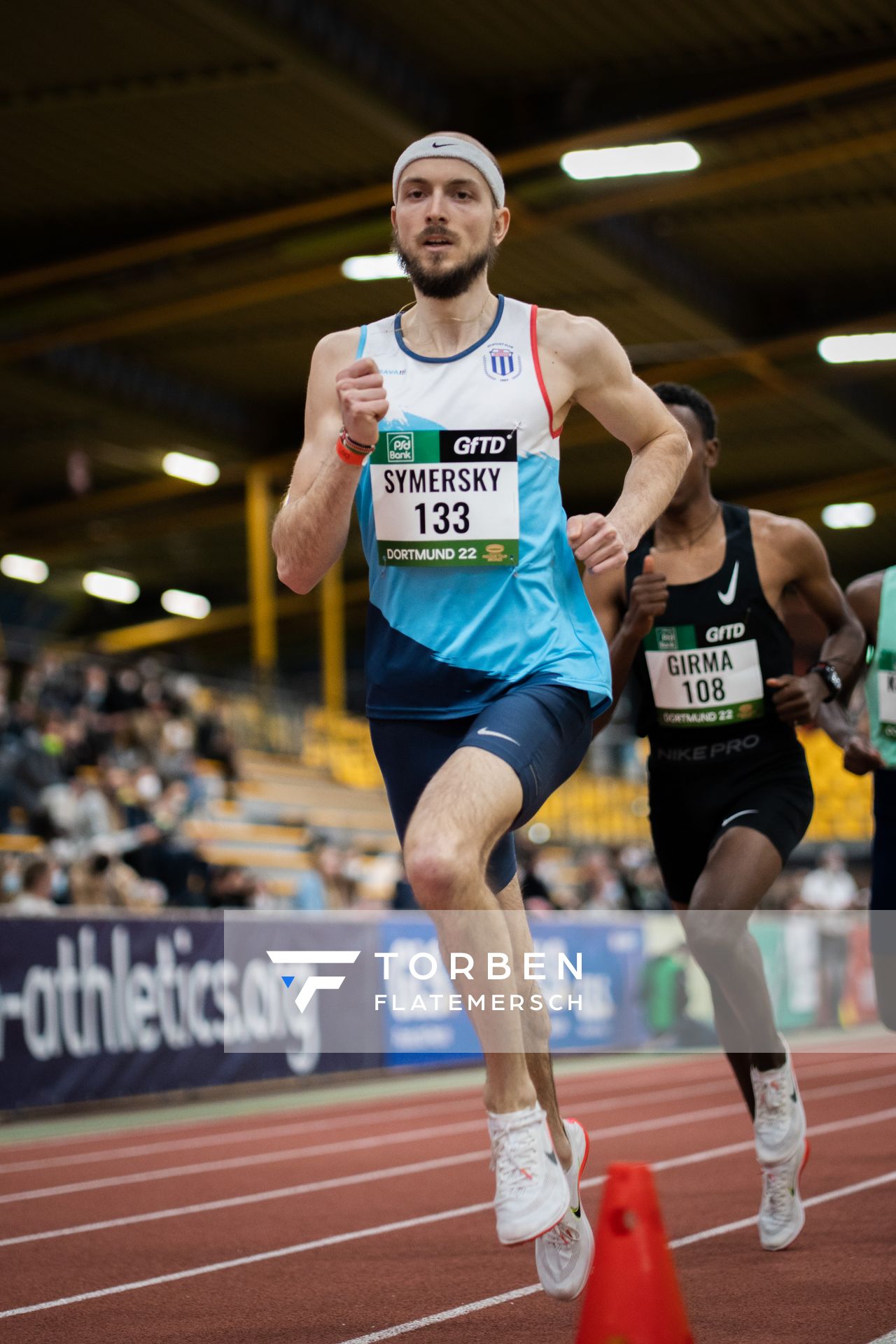 Pacemaker Lukas Symersky (Tschechien) ueber 1500m am 12.02.2022 beim PSD Bank Indoor Meeting in der Helmut-Körnig-Halle in Dortmund