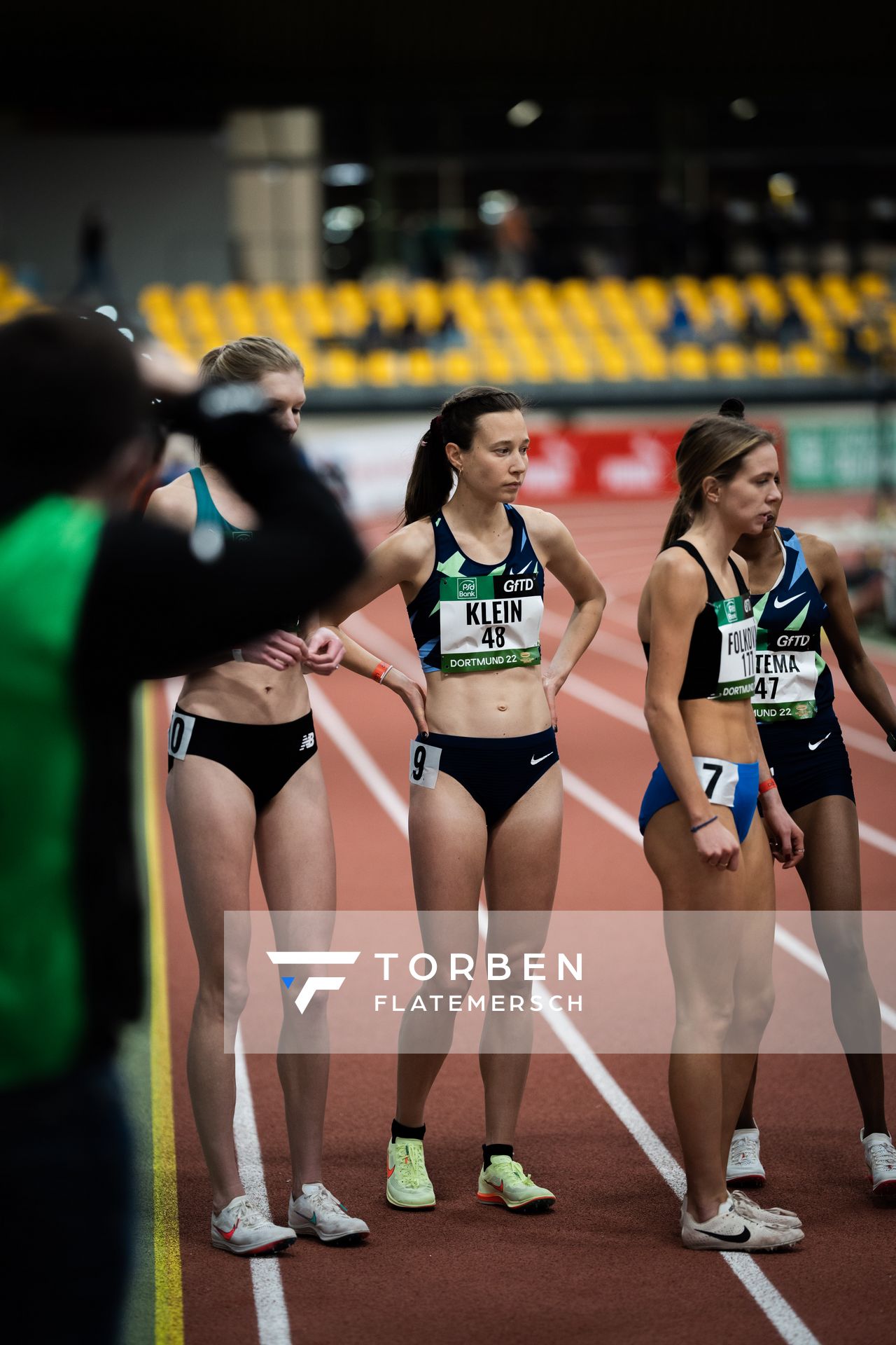 Hanna Klein (LAV Stadtwerke Tuebingen) am 1500m Start am 12.02.2022 beim PSD Bank Indoor Meeting in der Helmut-Körnig-Halle in Dortmund