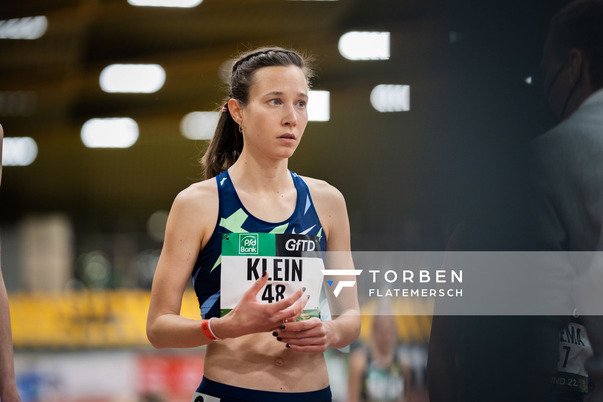 Hanna Klein (LAV Stadtwerke Tuebingen) am 1500m Start am 12.02.2022 beim PSD Bank Indoor Meeting in der Helmut-Körnig-Halle in Dortmund