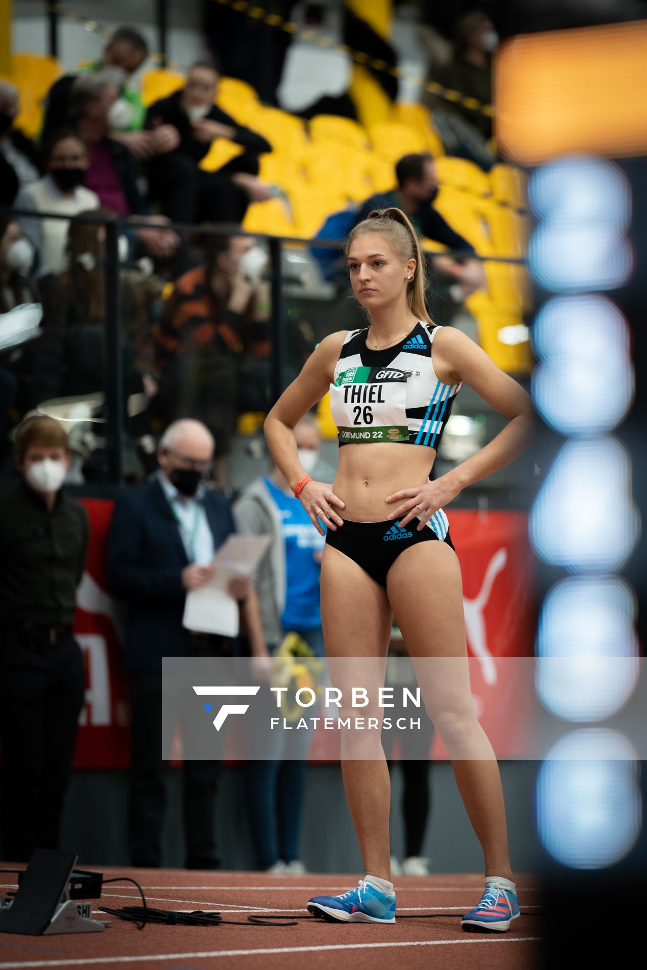 Luna Thiel (VfL Eintracht Hannover) am 400m Start am 12.02.2022 beim PSD Bank Indoor Meeting in der Helmut-Körnig-Halle in Dortmund