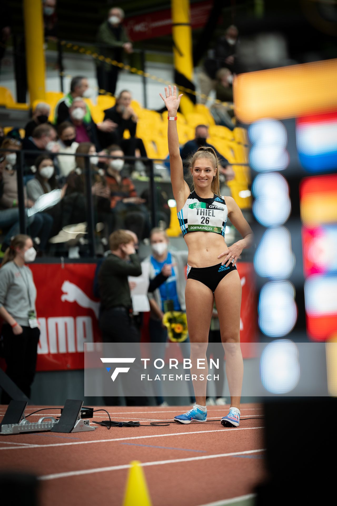 Luna Thiel (VfL Eintracht Hannover) am 400m Start am 12.02.2022 beim PSD Bank Indoor Meeting in der Helmut-Körnig-Halle in Dortmund