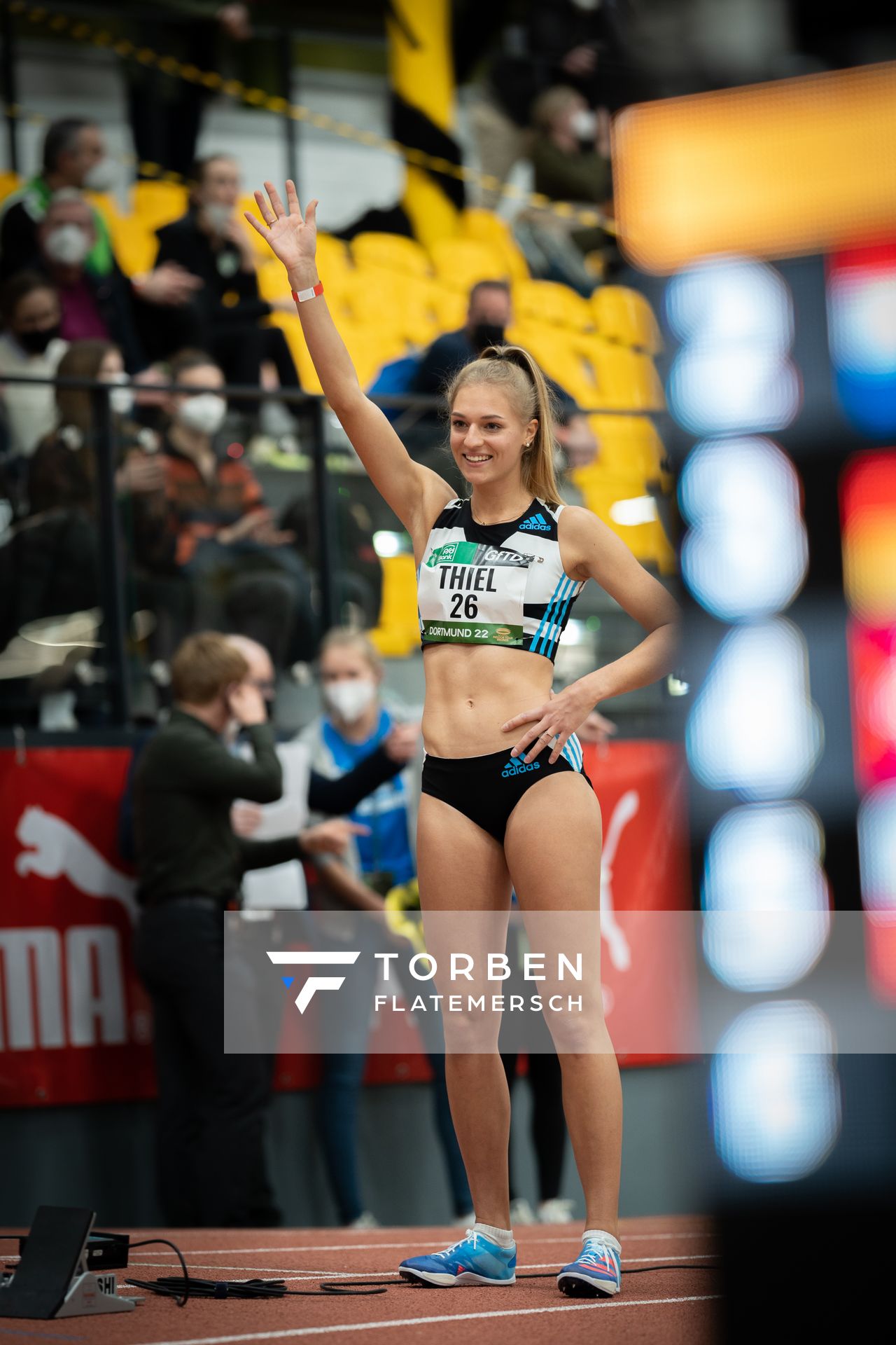 Luna Thiel (VfL Eintracht Hannover) am 400m Start am 12.02.2022 beim PSD Bank Indoor Meeting in der Helmut-Körnig-Halle in Dortmund