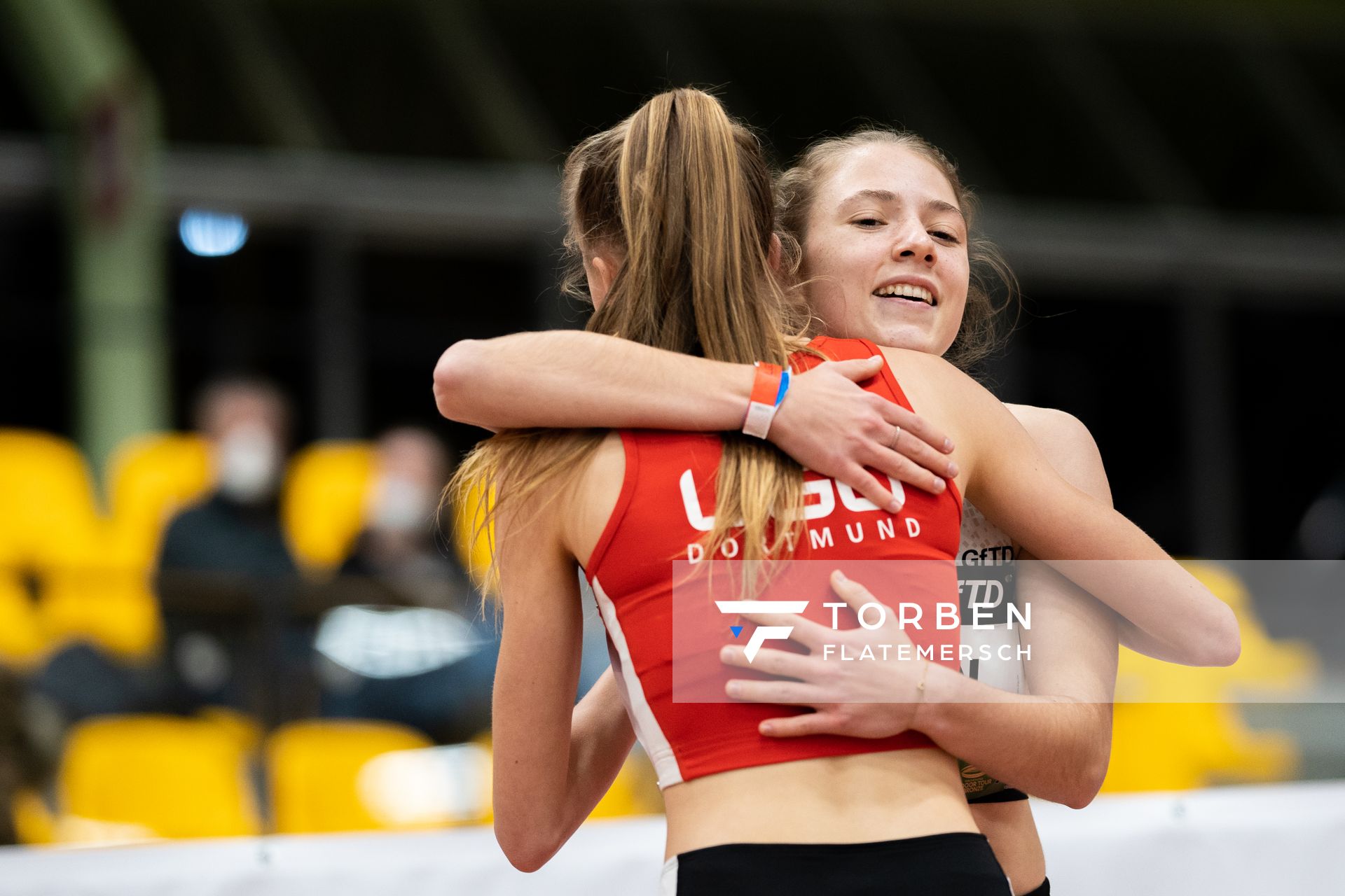 Lilly Kaden (LG Olympia Dortmund) und Karolina Mia Haas (LG Olympia Dortmund) nach den 200m am 12.02.2022 beim PSD Bank Indoor Meeting in der Helmut-Körnig-Halle in Dortmund