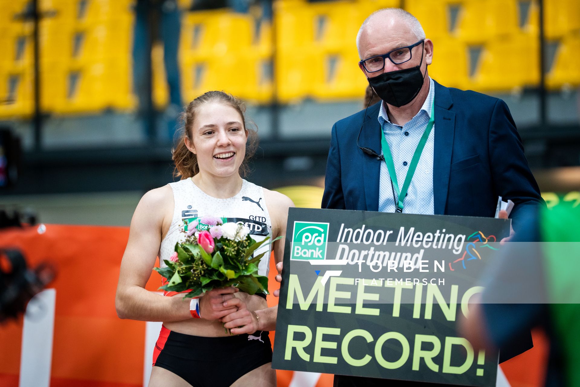 Meetingrekord fuer Lilly Kaden (LG Olympia Dortmund), daneben Michael Adel (Meetingdirektor) am 400m Start am 12.02.2022 beim PSD Bank Indoor Meeting in der Helmut-Körnig-Halle in Dortmund