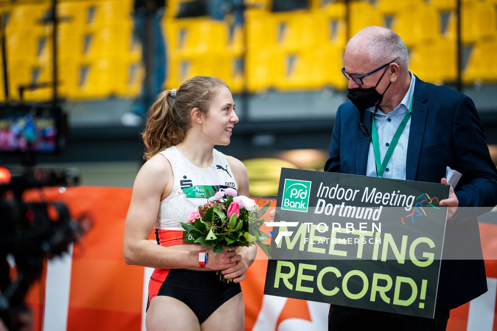 Meetingrekord fuer Lilly Kaden (LG Olympia Dortmund), daneben Michael Adel (Meetingdirektor) am 400m Start am 12.02.2022 beim PSD Bank Indoor Meeting in der Helmut-Körnig-Halle in Dortmund