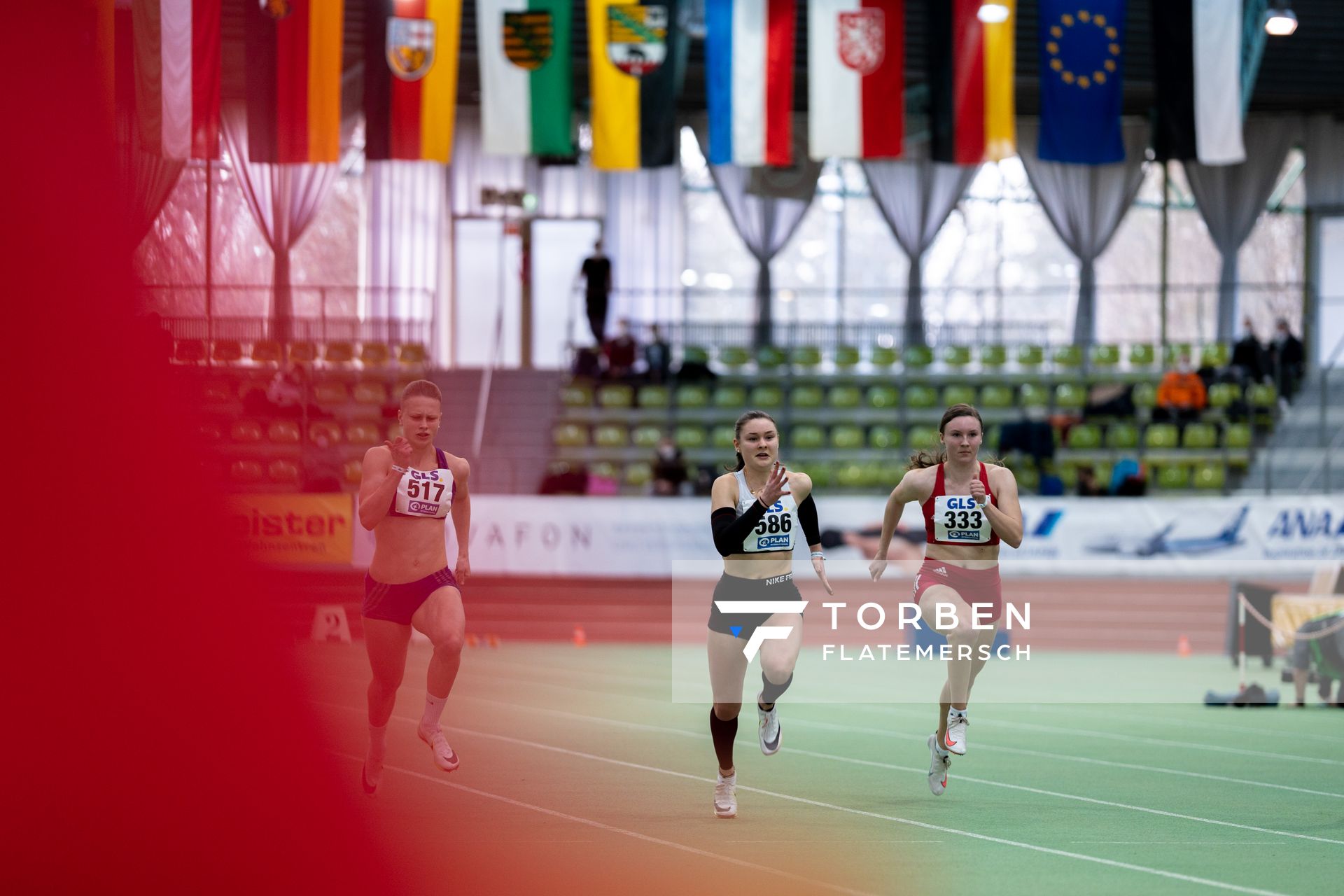 Michelle Raedler (SG Motor Gohlis-Nord Leipzig e.V.), Alina Schmitt (SV GO! Saar 05), Michelle Klobe (Hamburger SV) im 60m Vorlauf am 19.02.2022 waehrend der Deutsche Jugend-Hallenmeisterschaften U20 im Glaspalast in Sindelfingen