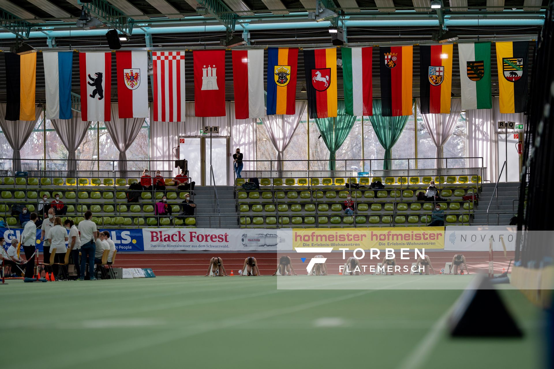 Die Starterinnen des 60m Vorlauf der weiblichen Jugend sitzen im Startblock am 19.02.2022 waehrend der Deutsche Jugend-Hallenmeisterschaften U20 im Glaspalast in Sindelfingen