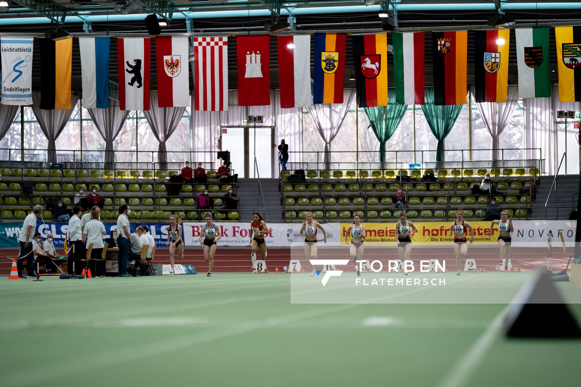 Nadine Reetz (SCC Berlin), Laura Sophie Sakka (TuS Koeln rrh.), Samira Attermeyer (LG Olympia Dortmund), Cora Kunze (Dresdner SC 1898), Ksenia Helios (SV GO! Saar 05), Nele Jaworski (VfL Wolfsburg), Charlotte Waldkirch (VfL Eintracht Hannover), Mia Louisa Schmitz (LG Idar-Oberstein) am 19.02.2022 waehrend der Deutsche Jugend-Hallenmeisterschaften U20 im Glaspalast in Sindelfingen