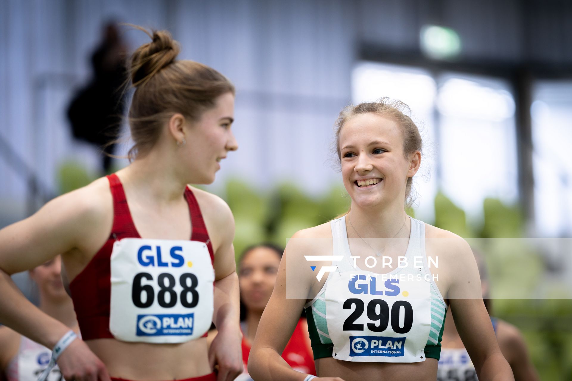 Nele Jaworski (VfL Wolfsburg) und Charlotte Waldkirch (VfL Eintracht Hannover) am 19.02.2022 waehrend der Deutsche Jugend-Hallenmeisterschaften U20 im Glaspalast in Sindelfingen