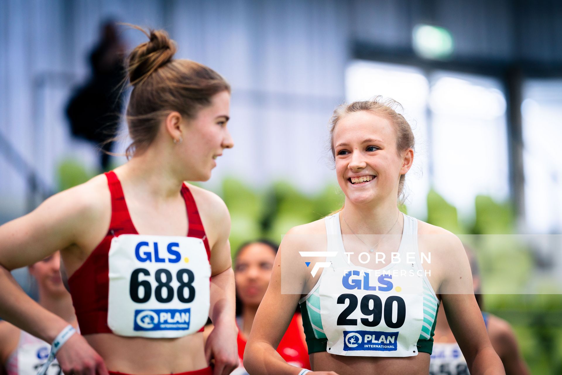 Nele Jaworski (VfL Wolfsburg) und Charlotte Waldkirch (VfL Eintracht Hannover) am 19.02.2022 waehrend der Deutsche Jugend-Hallenmeisterschaften U20 im Glaspalast in Sindelfingen