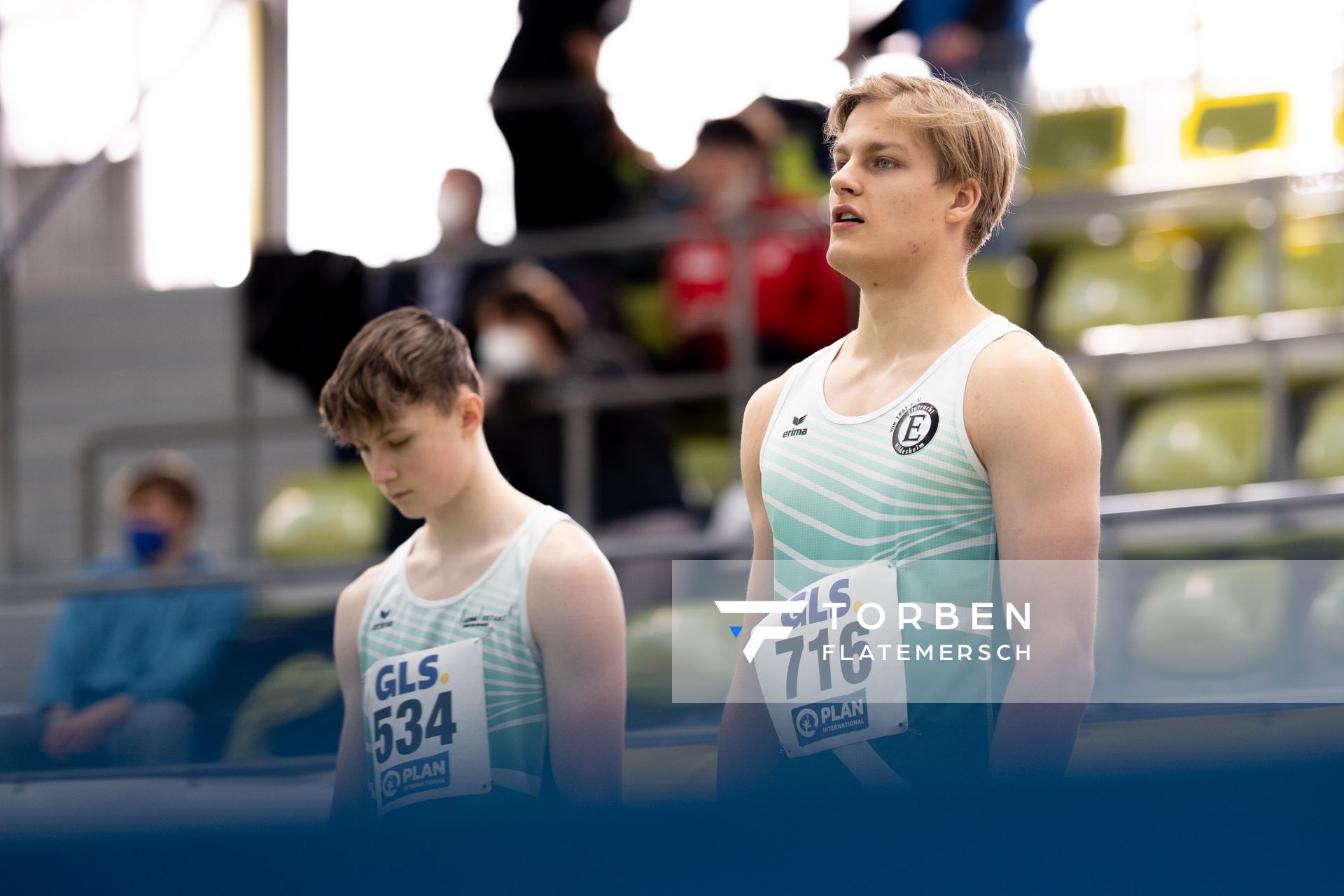 Justin Rennert (SV Preussen Berlin) und Moritz Woithe (Eintracht Hildesheim) am 19.02.2022 waehrend der Deutsche Jugend-Hallenmeisterschaften U20 im Glaspalast in Sindelfingen