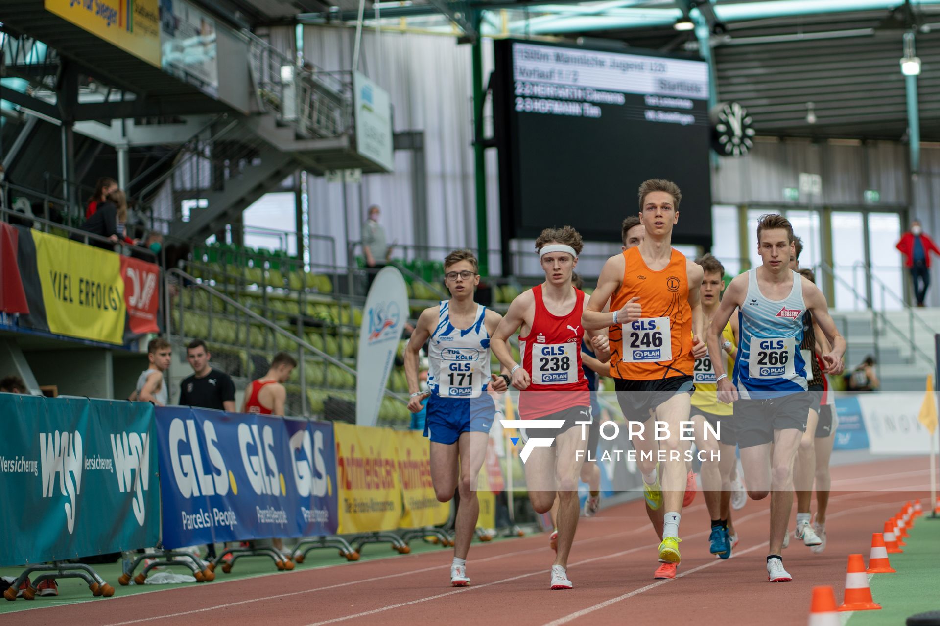 Lukas Gardeweg (TuS Koeln rrh.), Fabio Heitboehmer (LG Olympia Dortmund), Clemens Herfarth (TuS Lichterfelde), Tim Hofmann (VfL Sindelfingen) am 19.02.2022 waehrend der Deutsche Jugend-Hallenmeisterschaften U20 im Glaspalast in Sindelfingen