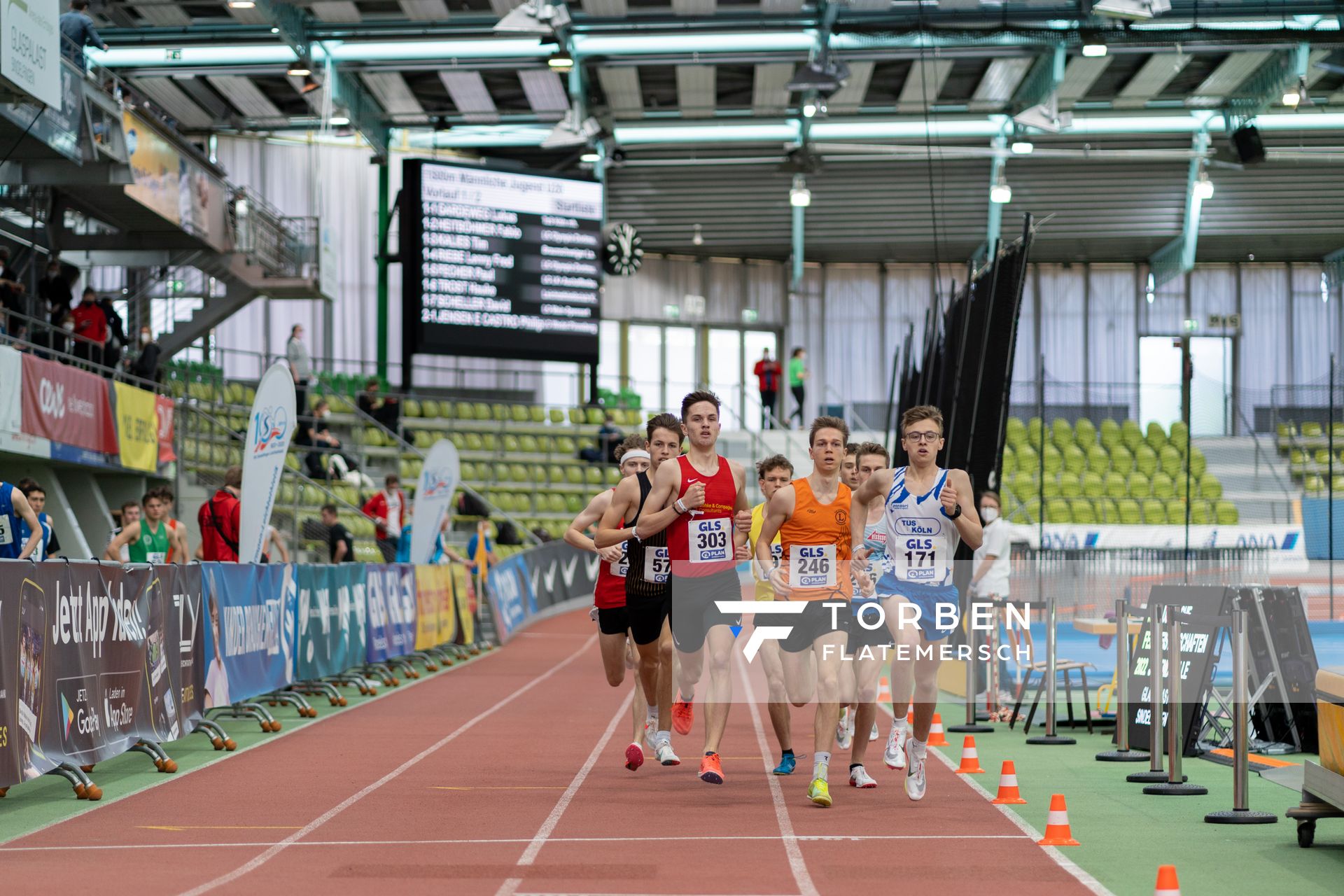 Tim Kalies (Braunschweiger Laufclub), Clemens Herfarth (TuS Lichterfelde), Lukas Gardeweg (TuS Koeln rrh.) am 19.02.2022 waehrend der Deutsche Jugend-Hallenmeisterschaften U20 im Glaspalast in Sindelfingen