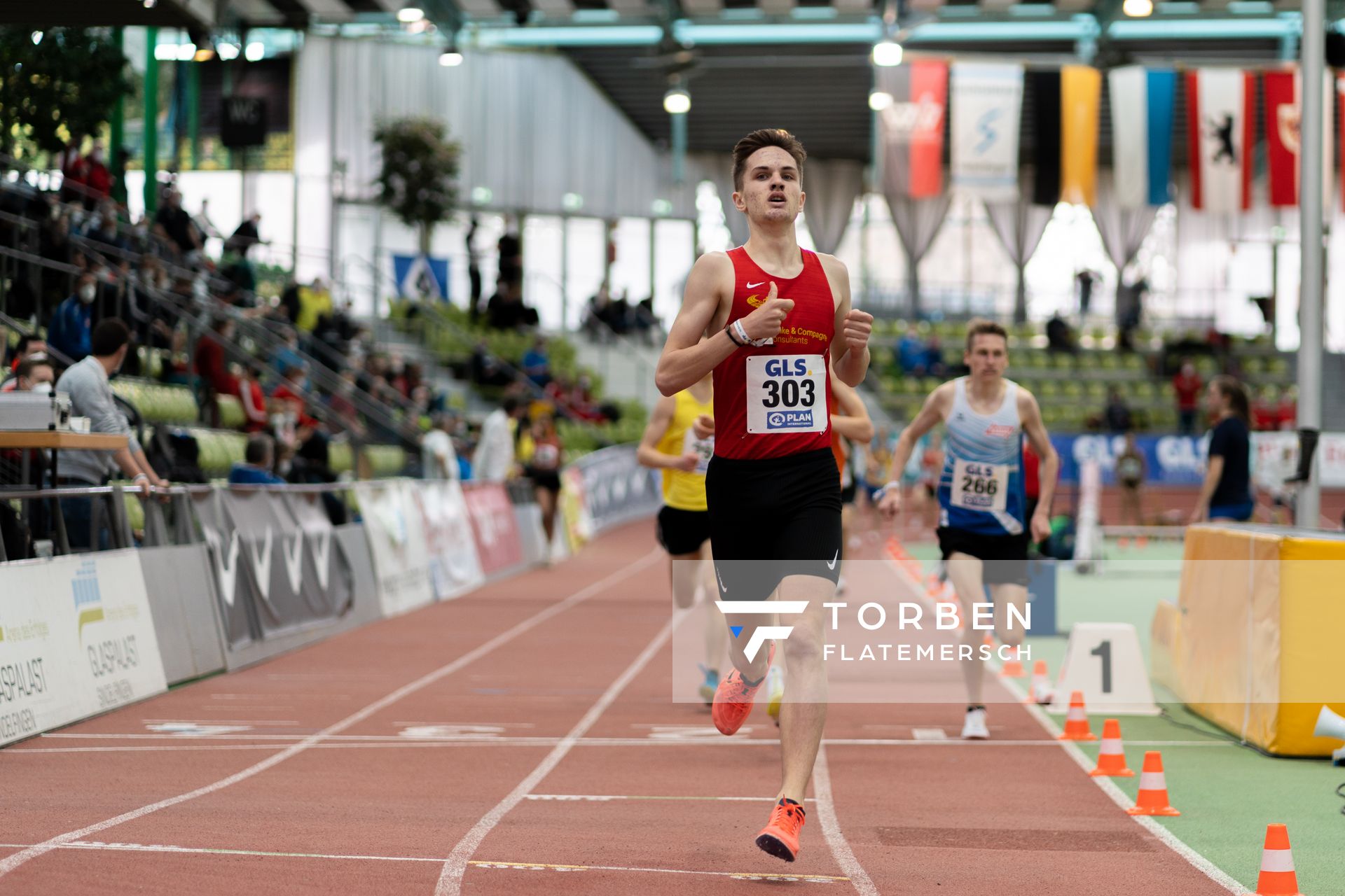 Tim Kalies (Braunschweiger Laufclub) gewinnt den 1500m Vorlauf am 19.02.2022 waehrend der Deutsche Jugend-Hallenmeisterschaften U20 im Glaspalast in Sindelfingen