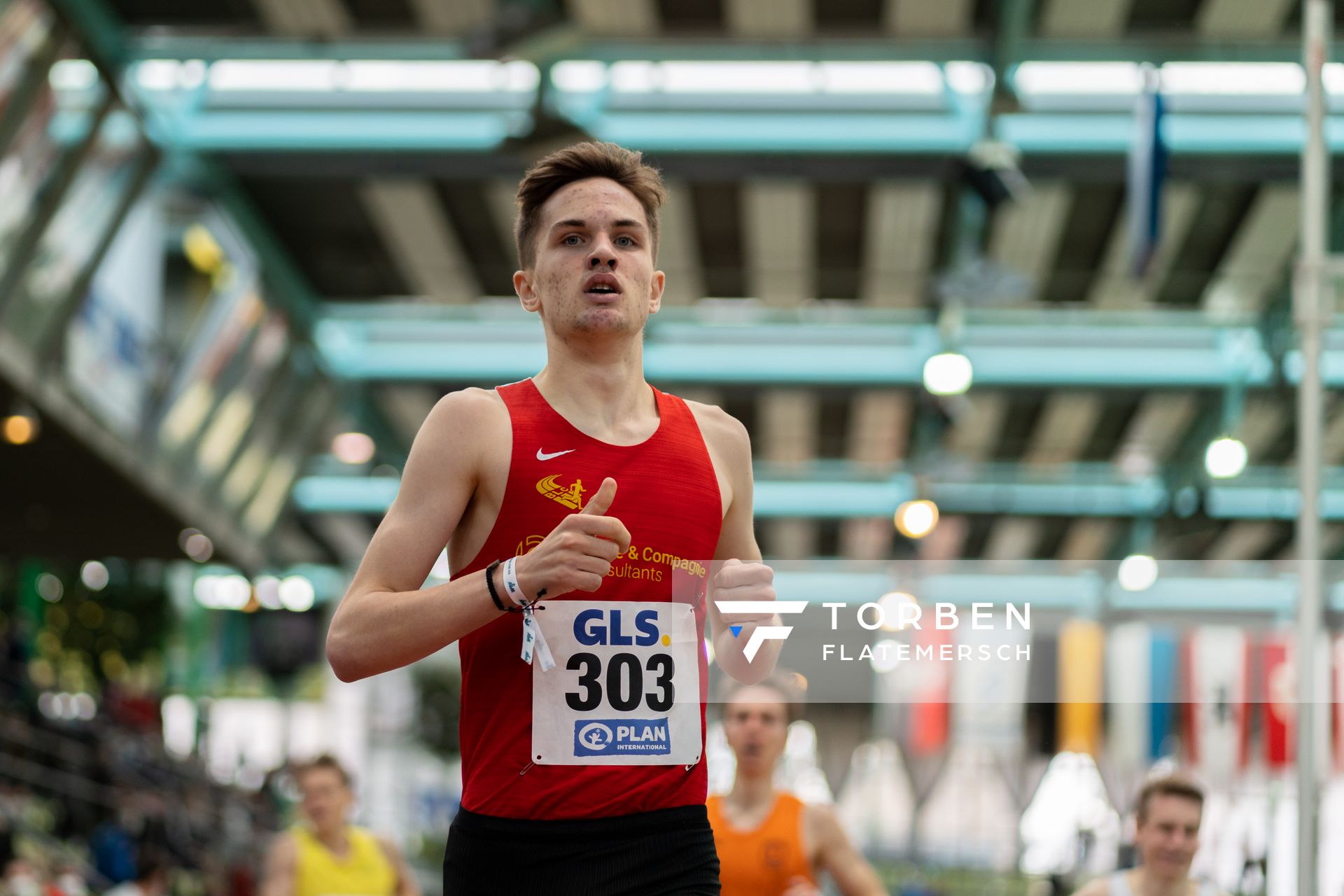 Tim Kalies (Braunschweiger Laufclub) gewinnt den 1500m Vorlauf am 19.02.2022 waehrend der Deutsche Jugend-Hallenmeisterschaften U20 im Glaspalast in Sindelfingen