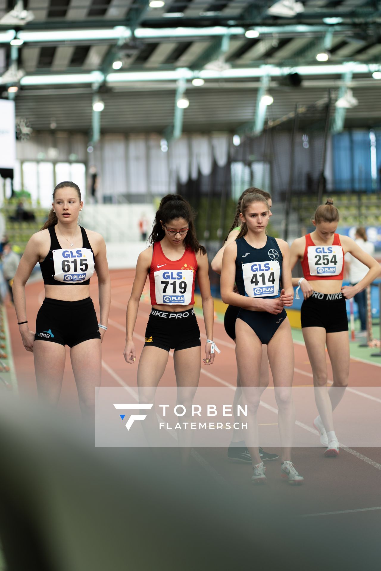 Aliena Seemann (TC Fiko Rostock), Anna Malena Wolff López (Braunschweiger Laufclub), Maxima Majer (LAV Bayer Uerdingen/Dormagen), Nele Heymann (TuS Haren) am 19.02.2022 waehrend der Deutsche Jugend-Hallenmeisterschaften U20 im Glaspalast in Sindelfingen