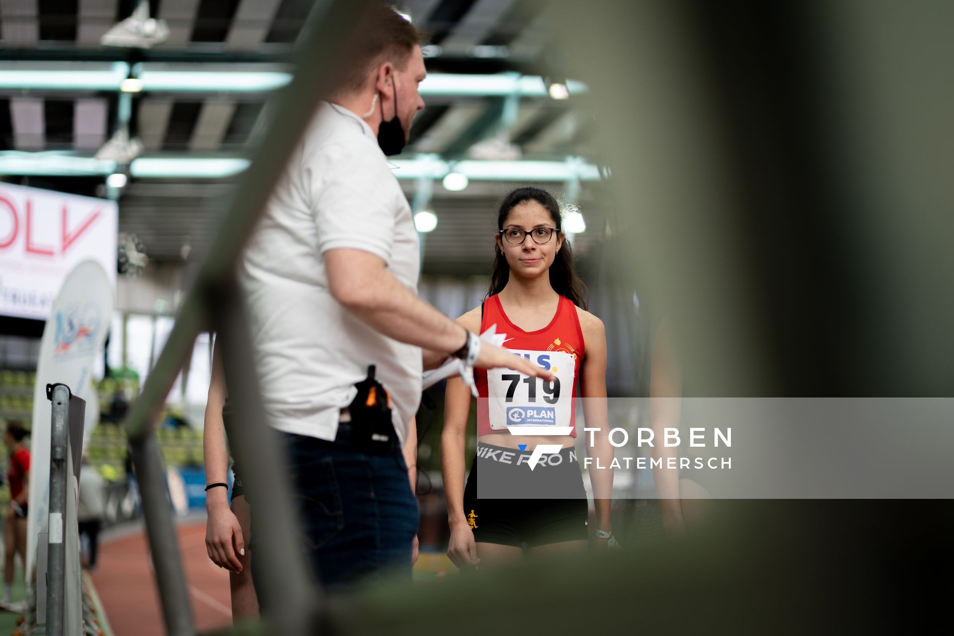 Anna Malena Wolff López (Braunschweiger Laufclub) beim 1500m Start des Vorlaufs am 19.02.2022 waehrend der Deutsche Jugend-Hallenmeisterschaften U20 im Glaspalast in Sindelfingen