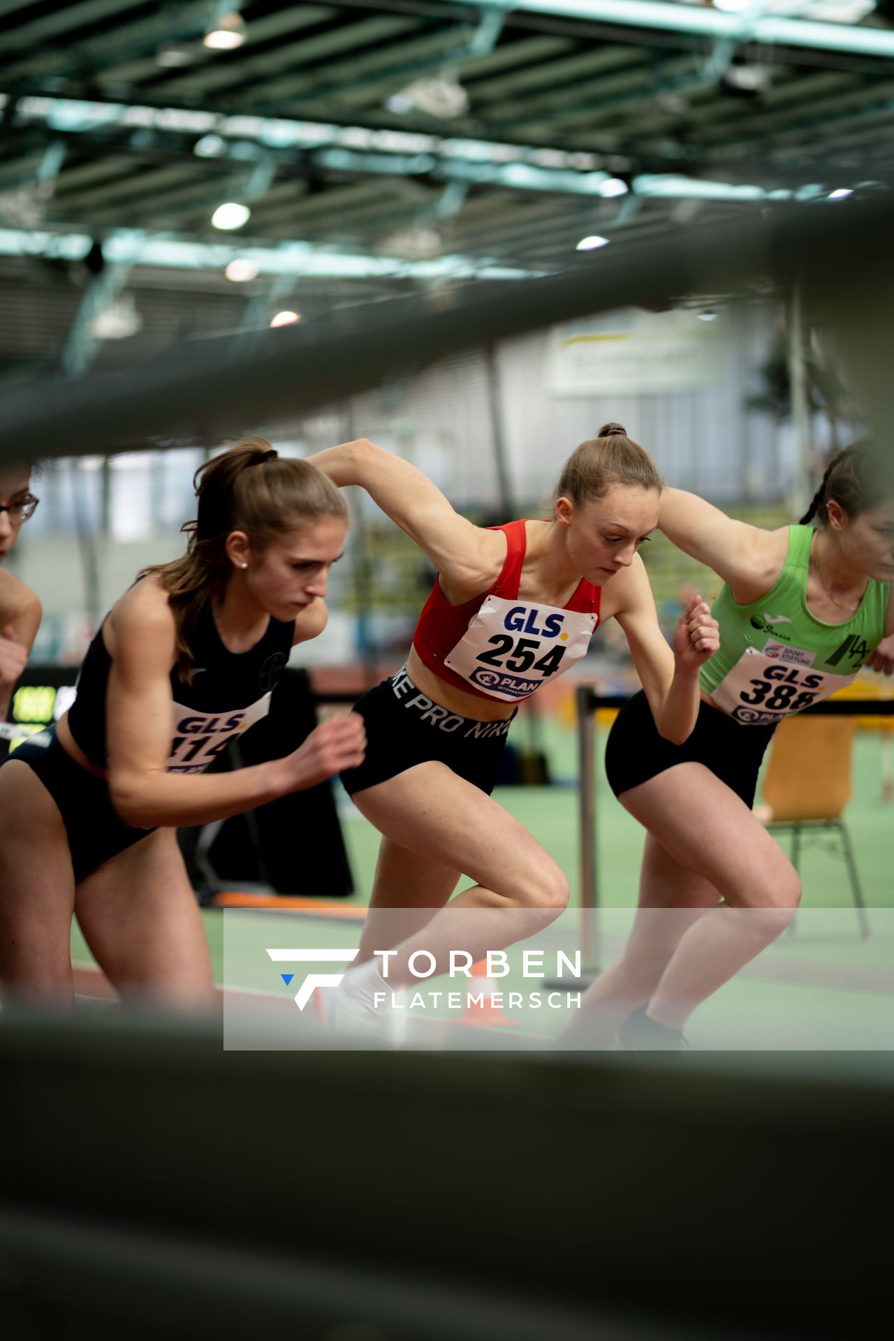 Maxima Majer (LAV Bayer Uerdingen/Dormagen), Nele Heymann (TuS Haren) beim Start des 1500m Vorlaufs am 19.02.2022 waehrend der Deutsche Jugend-Hallenmeisterschaften U20 im Glaspalast in Sindelfingen