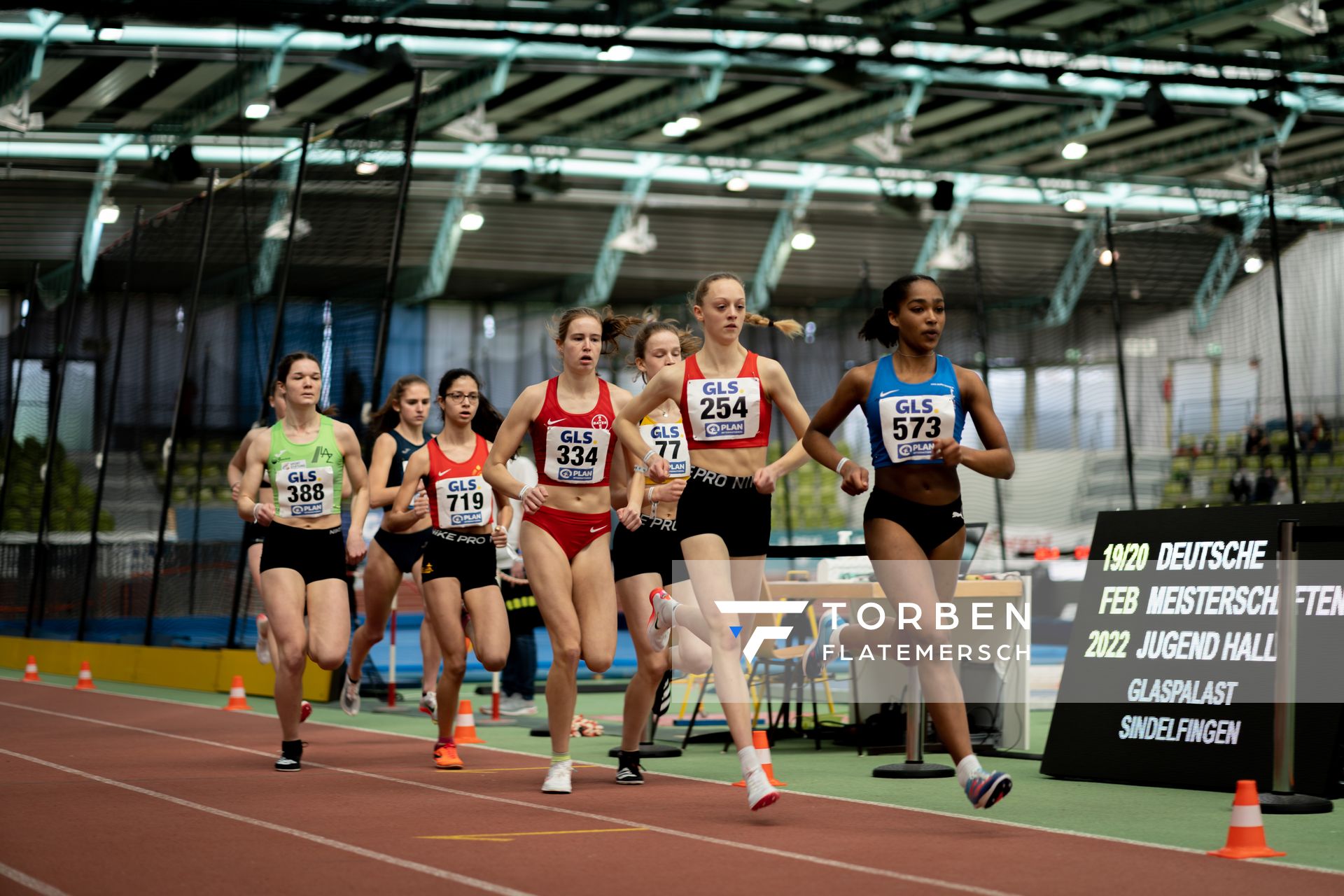 Helena Schenk (TSG Bruchsal), Nele Heymann (TuS Haren), Amelie Klug (TSV Bayer 04 Leverkusen), Anna Malena Wolff López (Braunschweiger Laufclub), Christina Lehnen (LAZ Moenchengladbach) im 1500m Vorlauf am 19.02.2022 waehrend der Deutsche Jugend-Hallenmeisterschaften U20 im Glaspalast in Sindelfingen