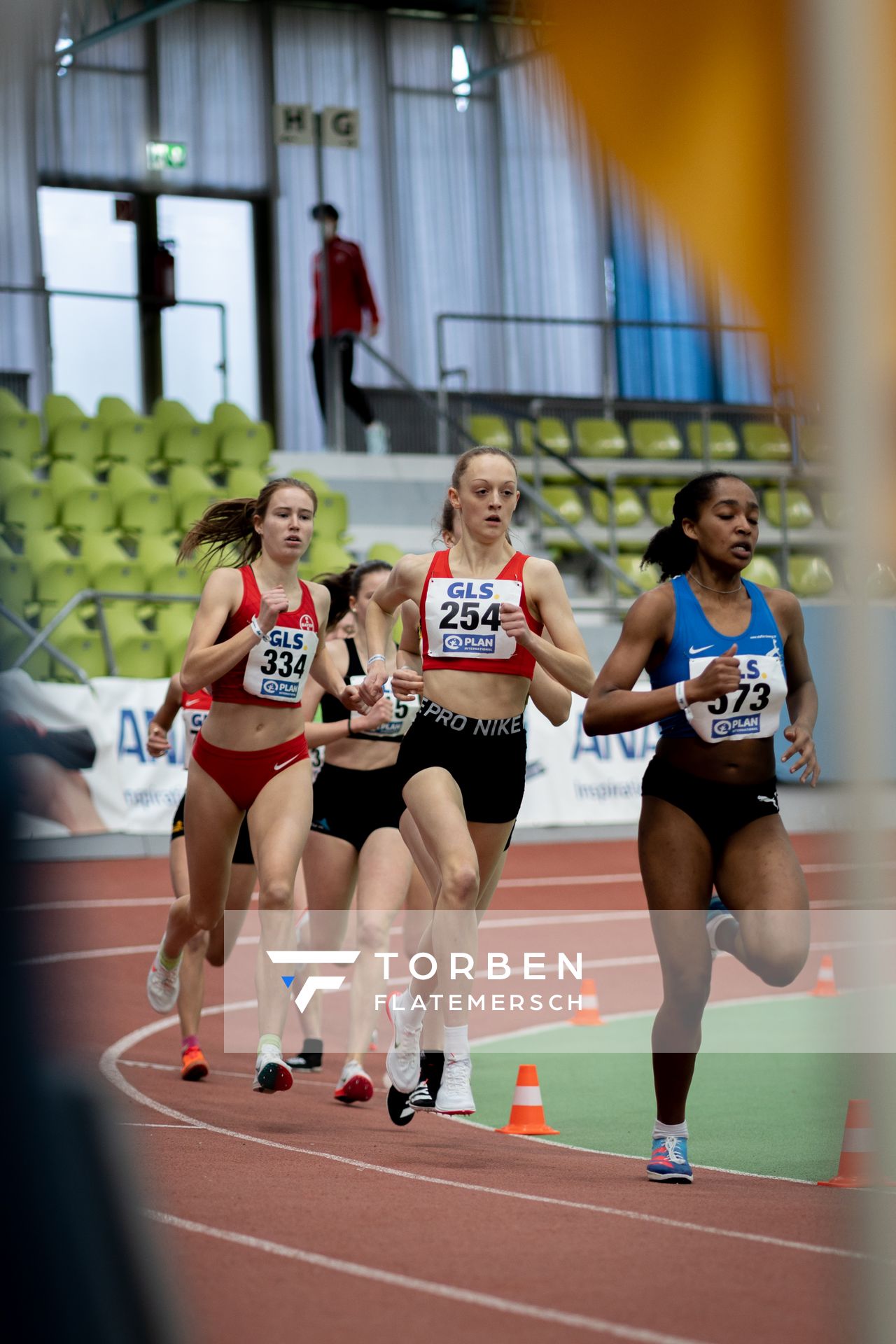 Nele Heymann (TuS Haren), Amelie Klug (TSV Bayer 04 Leverkusen) im 1500m Vorlauf am 19.02.2022 waehrend der Deutsche Jugend-Hallenmeisterschaften U20 im Glaspalast in Sindelfingen