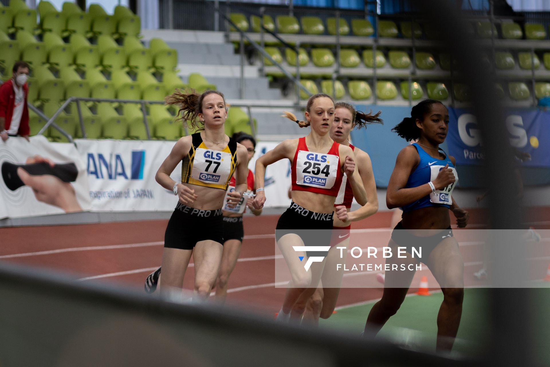 Nele Heymann (TuS Haren), Amelie Klug (TSV Bayer 04 Leverkusen), Adia Budde (TSV Altenholz) im 1500m Vorlauf am 19.02.2022 waehrend der Deutsche Jugend-Hallenmeisterschaften U20 im Glaspalast in Sindelfingen