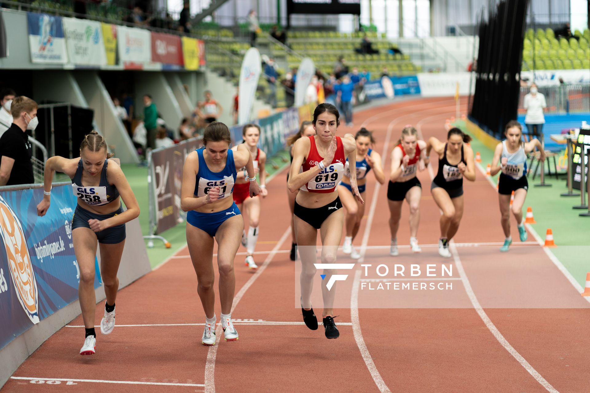 Dritter 1500m Vorlauf der weiblichen Jugend mit Carolin Hinrichs (VfL Loeningen), Pia Szymanowski (LAV Stadtwerke Tuebingen), Nele Sietmann (LG Brillux Muenster) am 19.02.2022 waehrend der Deutsche Jugend-Hallenmeisterschaften U20 im Glaspalast in Sindelfingen