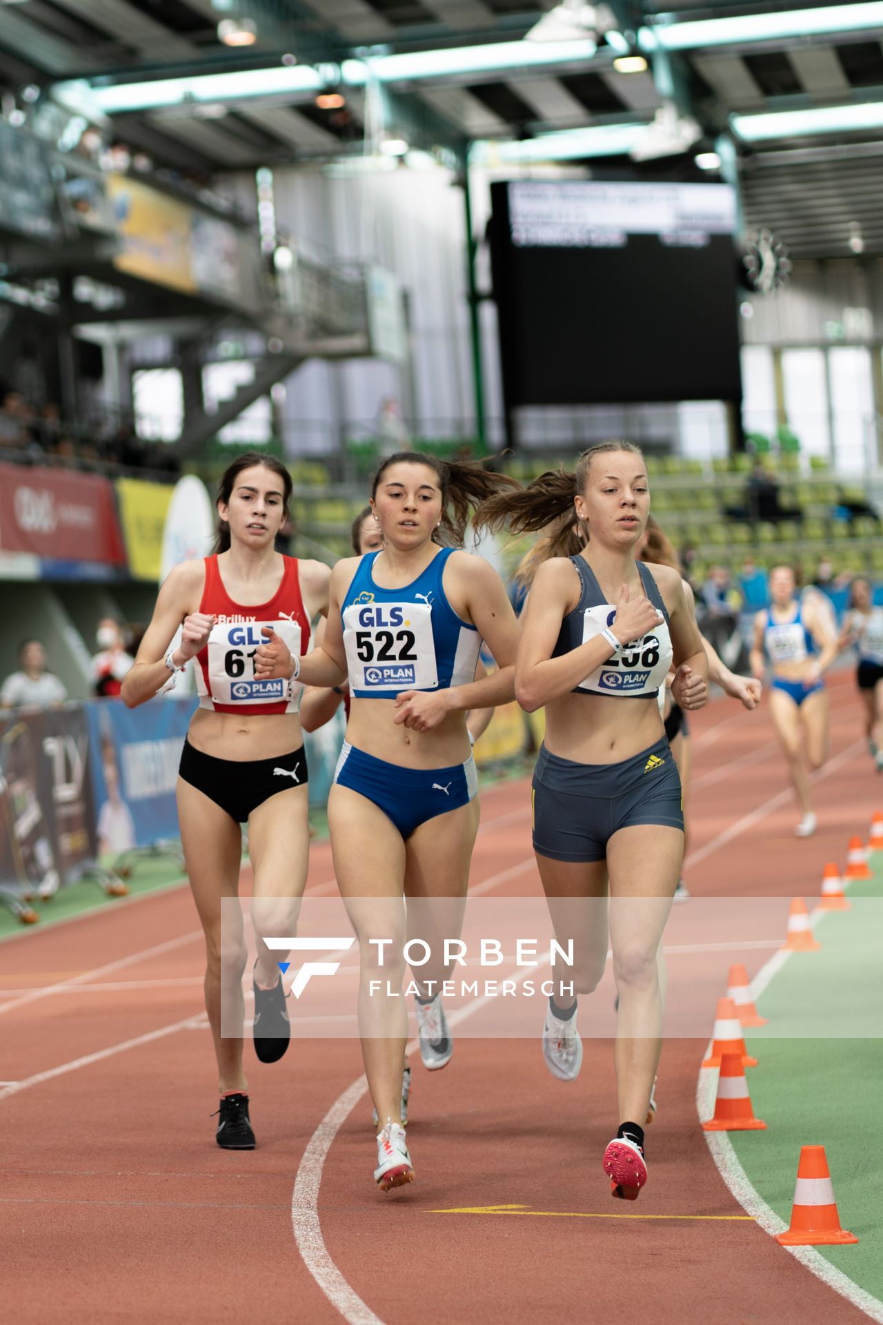 Julia Rath (LAC Quelle Fuerth) und Carolin Hinrichs (VfL Loeningen) am 19.02.2022 waehrend der Deutsche Jugend-Hallenmeisterschaften U20 im Glaspalast in Sindelfingen