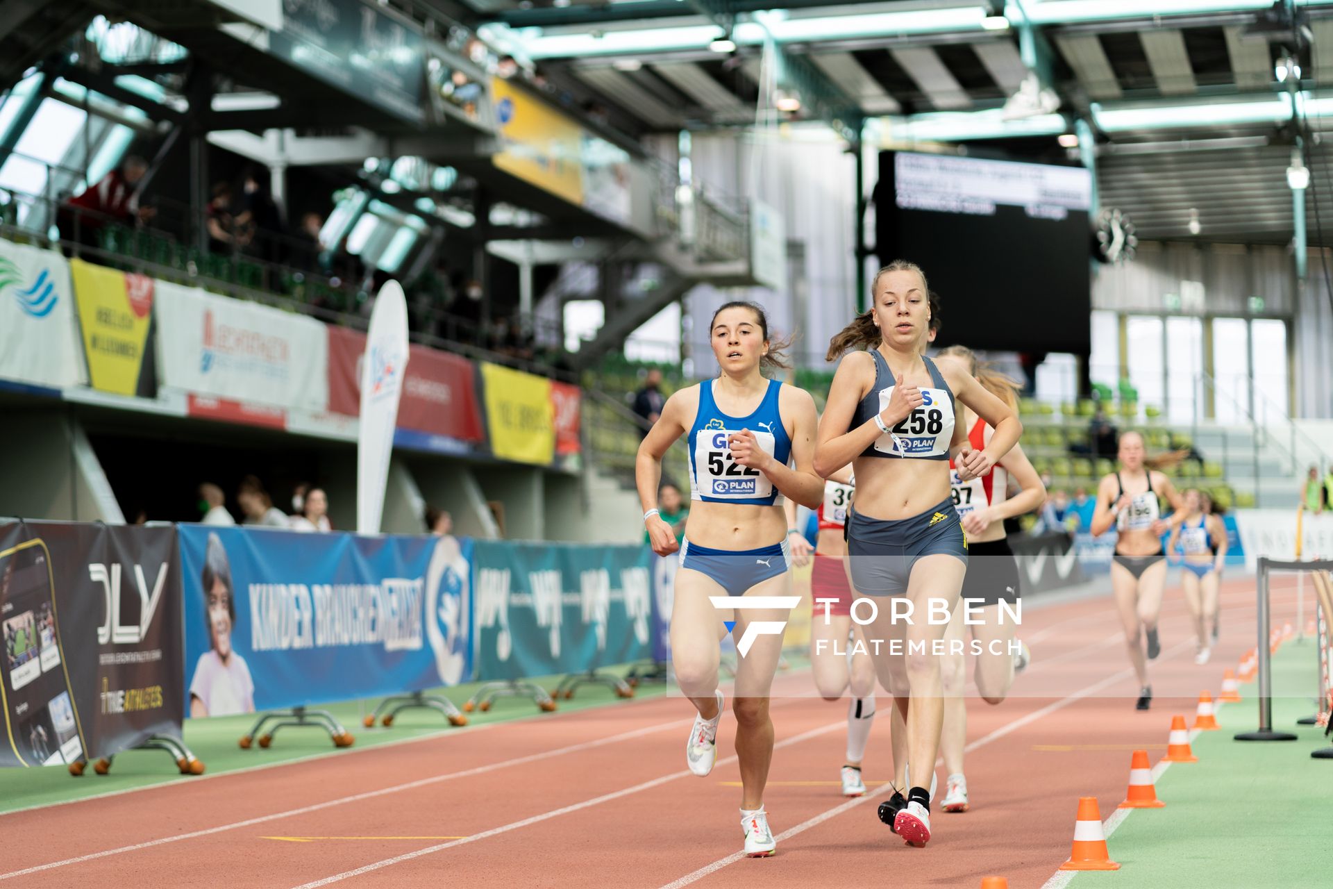 Julia Rath (LAC Quelle Fuerth), Carolin Hinrichs (VfL Loeningen) im 1500m Vorlauf am 19.02.2022 waehrend der Deutsche Jugend-Hallenmeisterschaften U20 im Glaspalast in Sindelfingen