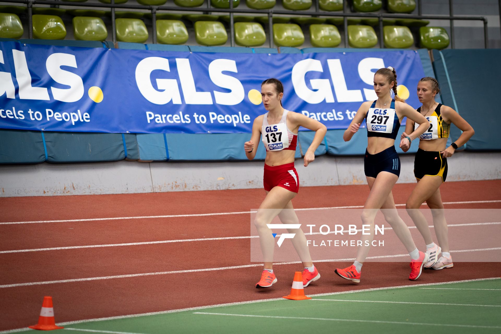 Lara Jolie Feigl (SC Potsdam), Ada Junghannss (Erfurter LAC), Kylie Garreis (LG Vogtland) am 19.02.2022 waehrend der Deutsche Jugend-Hallenmeisterschaften U20 im Glaspalast in Sindelfingen