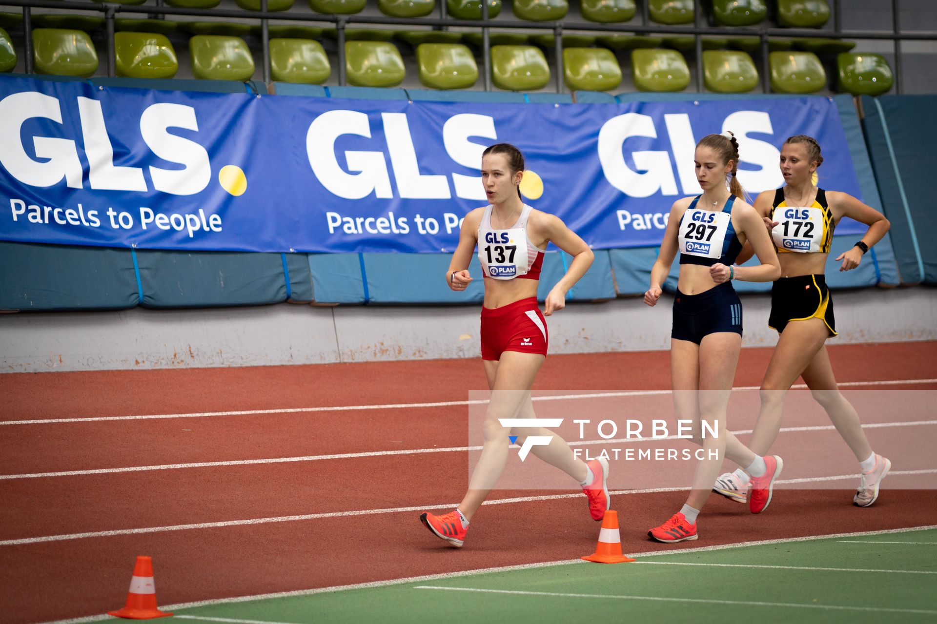 Lara Jolie Feigl (SC Potsdam), Ada Junghannss (Erfurter LAC), Kylie Garreis (LG Vogtland) am 19.02.2022 waehrend der Deutsche Jugend-Hallenmeisterschaften U20 im Glaspalast in Sindelfingen