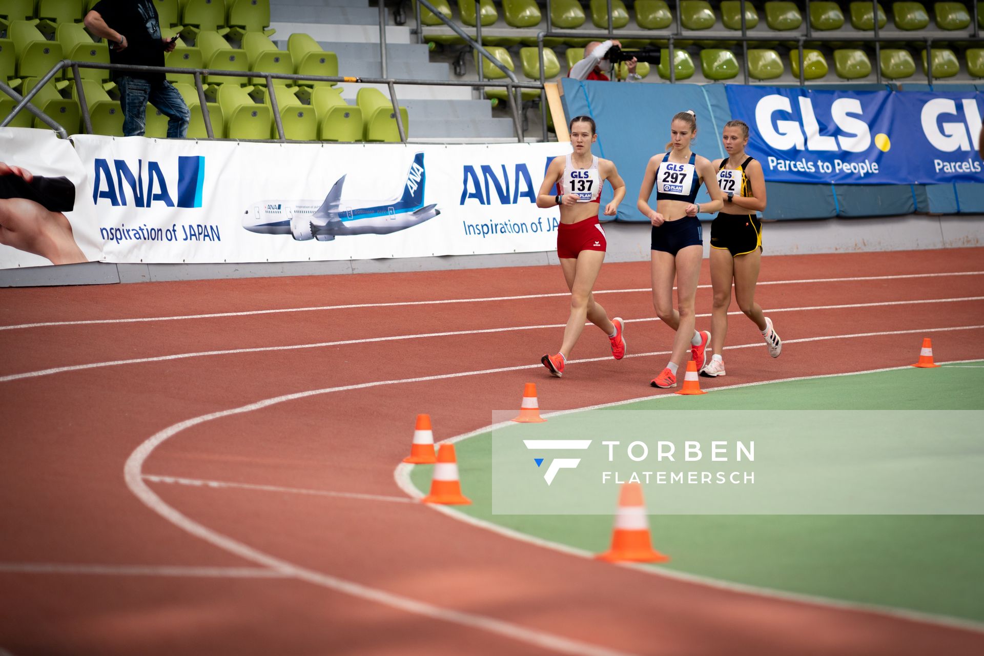 Lara Jolie Feigl (SC Potsdam), Ada Junghannss (Erfurter LAC), Kylie Garreis (LG Vogtland) am 19.02.2022 waehrend der Deutsche Jugend-Hallenmeisterschaften U20 im Glaspalast in Sindelfingen