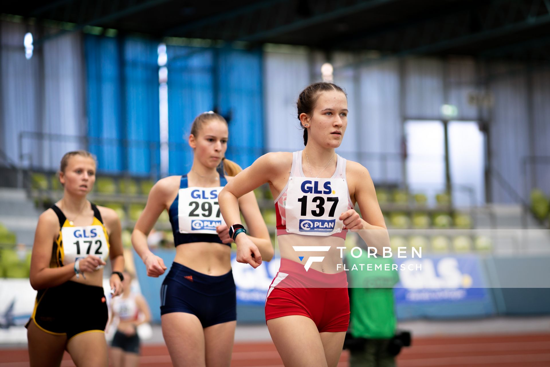 Lara Jolie Feigl (SC Potsdam), Ada Junghannss (Erfurter LAC), Kylie Garreis (LG Vogtland) am 19.02.2022 waehrend der Deutsche Jugend-Hallenmeisterschaften U20 im Glaspalast in Sindelfingen