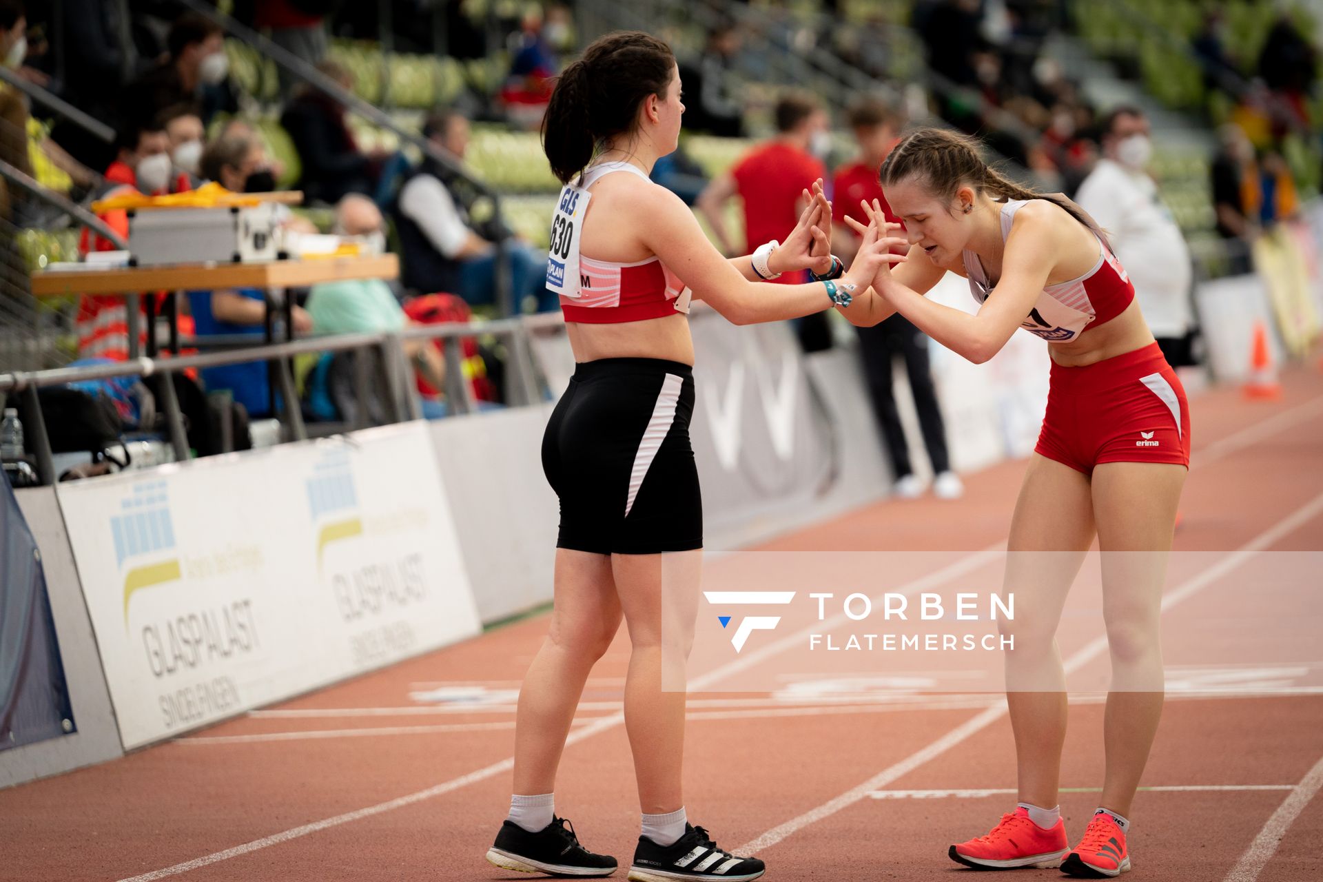 Lara Jolie Feigl (SC Potsdam) und Lena Sonntag (SC Potsdam) am 19.02.2022 waehrend der Deutsche Jugend-Hallenmeisterschaften U20 im Glaspalast in Sindelfingen