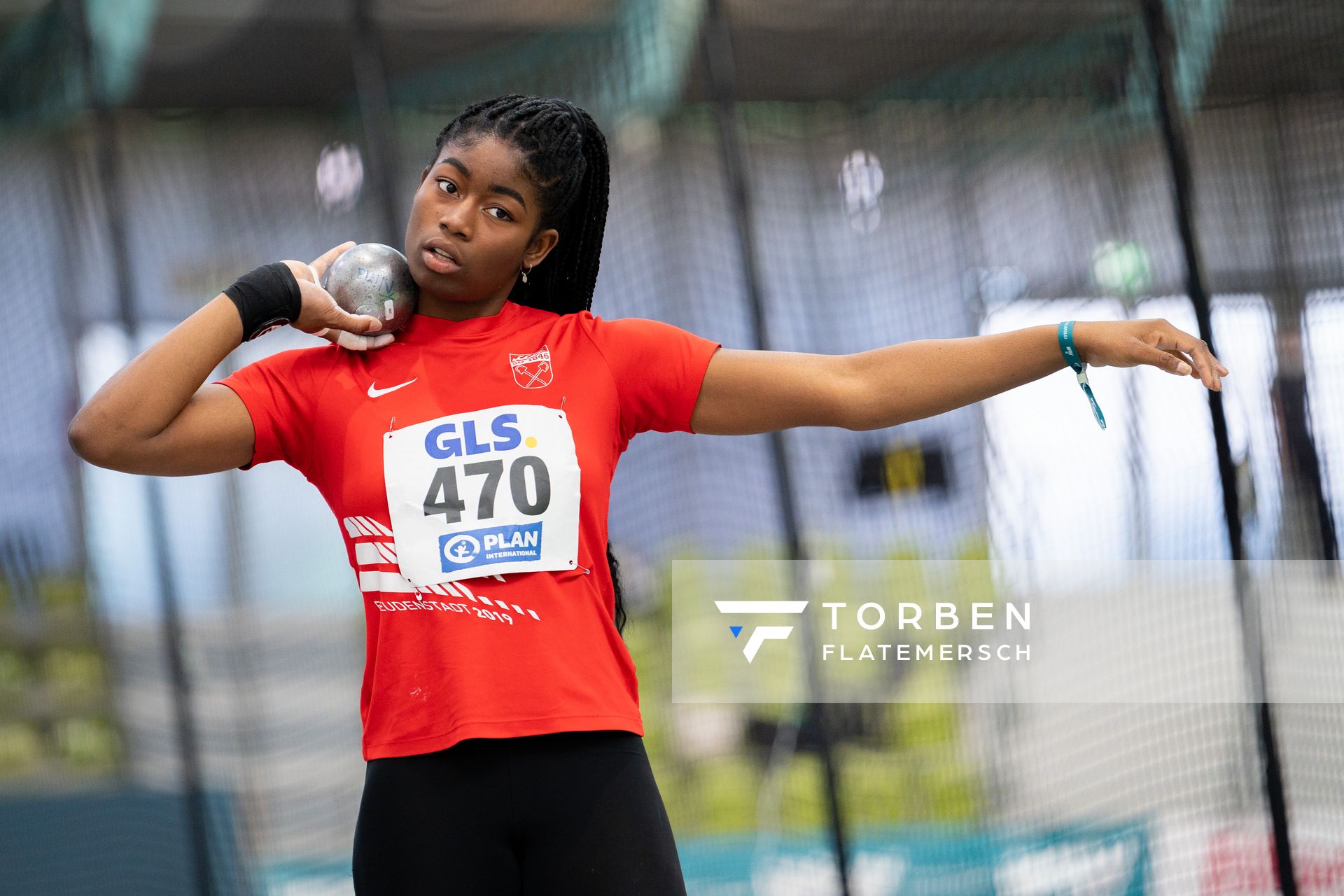 Nina Ndubuisi (SG Schorndorf 1846) beim Kugelstossen am 19.02.2022 waehrend der Deutsche Jugend-Hallenmeisterschaften U20 im Glaspalast in Sindelfingen