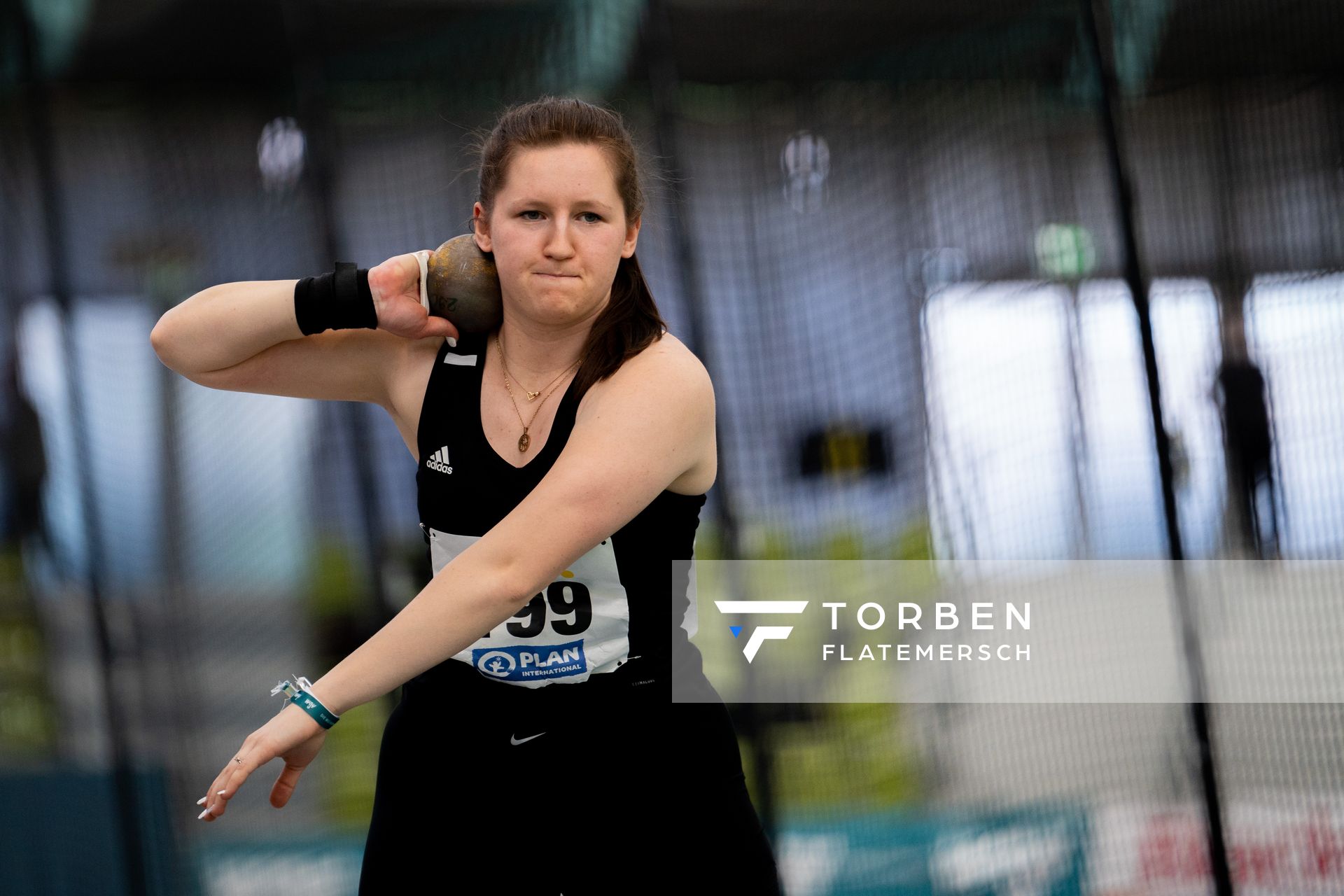 Jara Graf (LG Mittweida) beim Kugelstossen am 19.02.2022 waehrend der Deutsche Jugend-Hallenmeisterschaften U20 im Glaspalast in Sindelfingen