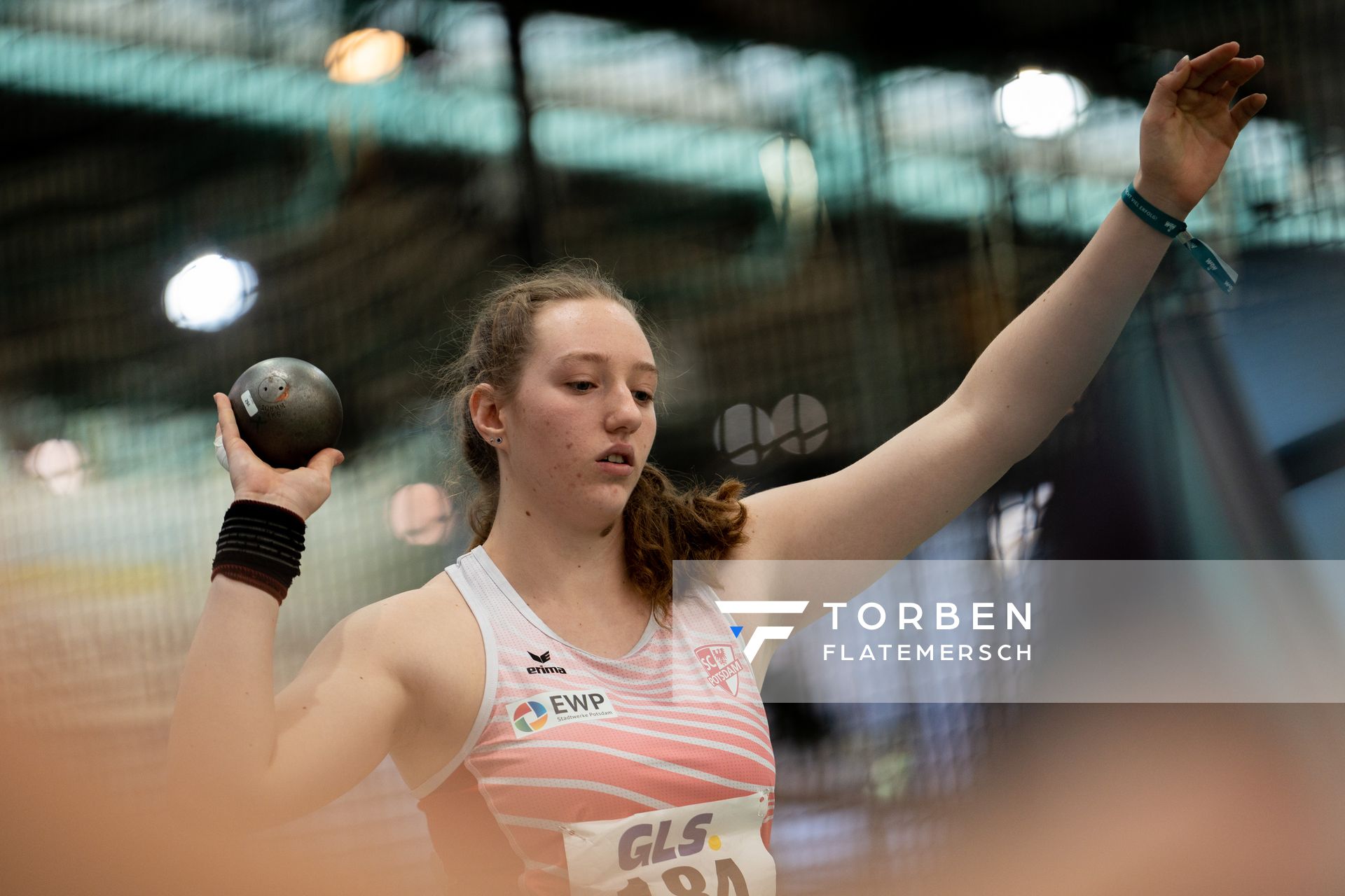 Jaqueline Gippner (SC Potsdam) beim Kugelstossen am 19.02.2022 waehrend der Deutsche Jugend-Hallenmeisterschaften U20 im Glaspalast in Sindelfingen