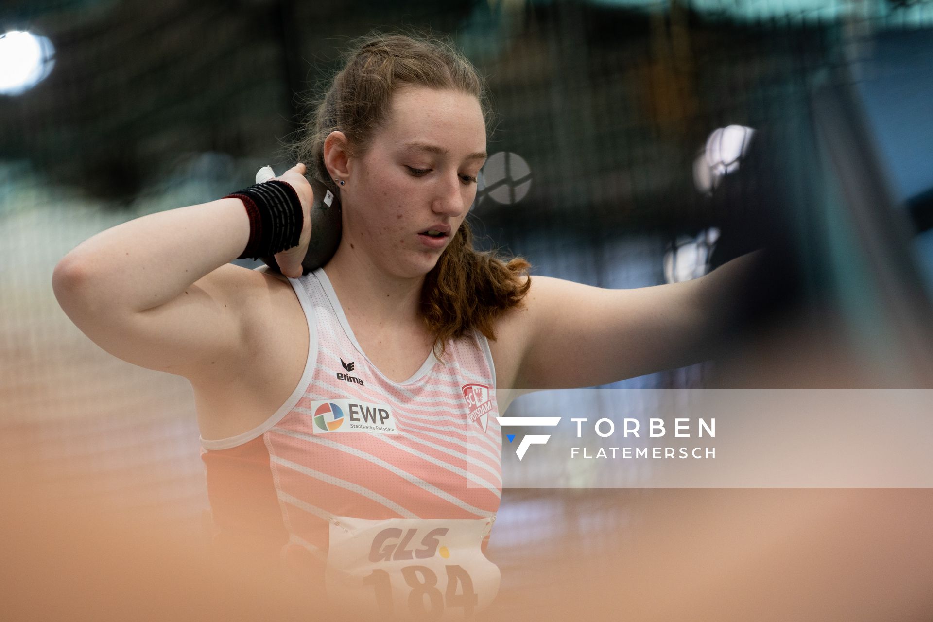 Jaqueline Gippner (SC Potsdam) beim Kugelstossen am 19.02.2022 waehrend der Deutsche Jugend-Hallenmeisterschaften U20 im Glaspalast in Sindelfingen