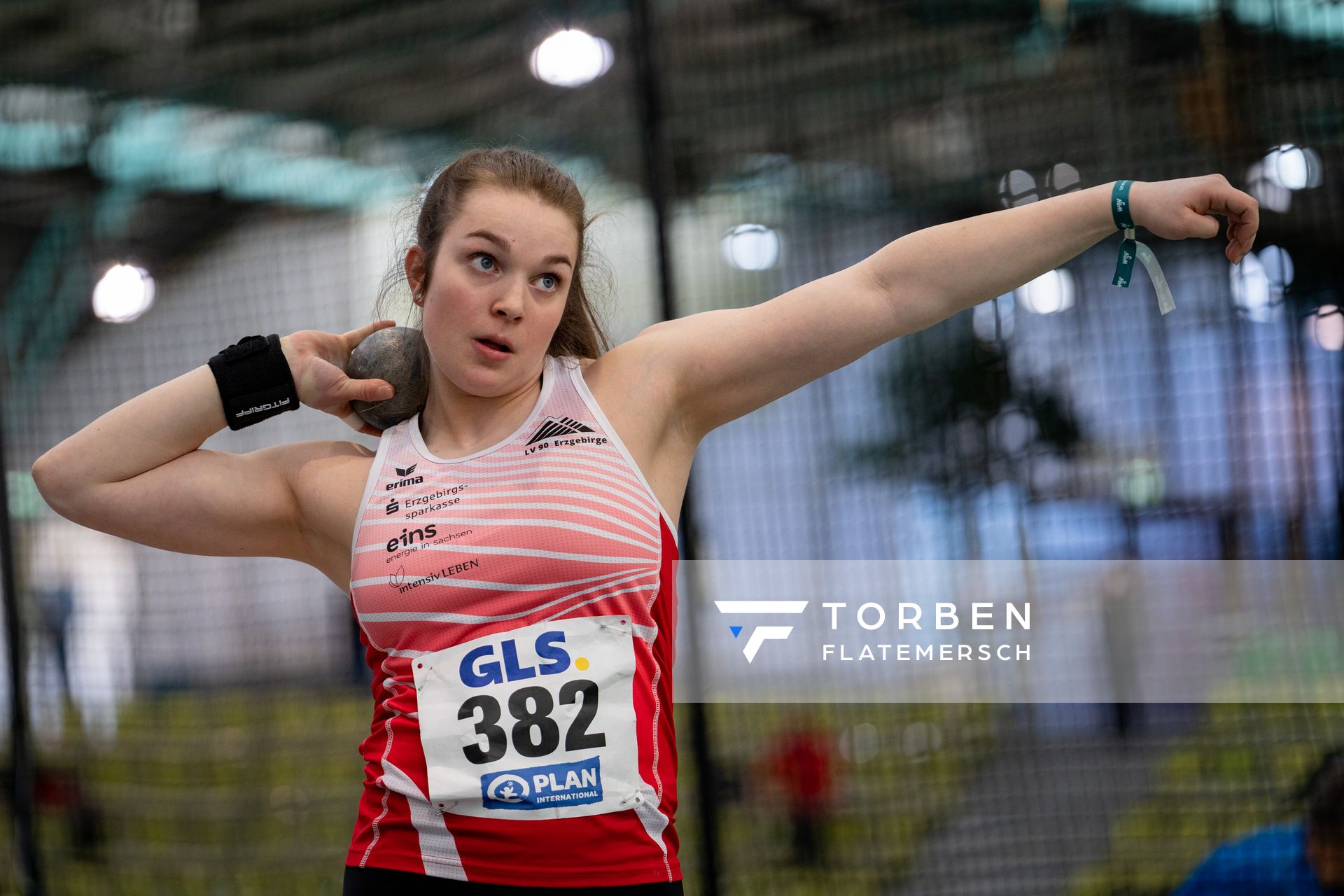 Jolina Lange (LV 90 Erzgebirge) im Kugelstossen am 19.02.2022 waehrend der Deutsche Jugend-Hallenmeisterschaften U20 im Glaspalast in Sindelfingen