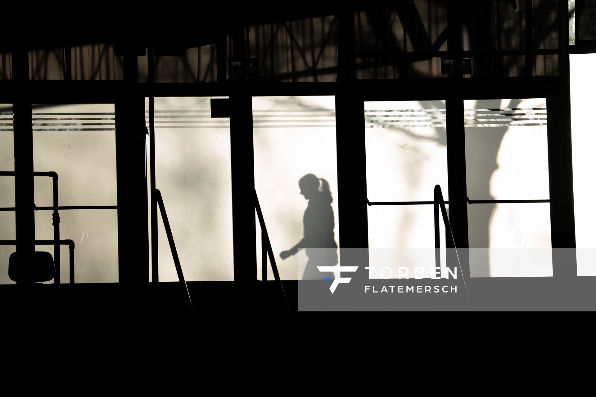 Impressionen der Halle: Eine Frau läuft vor dem Milchglas entlang und wirft einen Schatten auf die Scheibe am 19.02.2022 waehrend der Deutsche Jugend-Hallenmeisterschaften U20 im Glaspalast in Sindelfingen