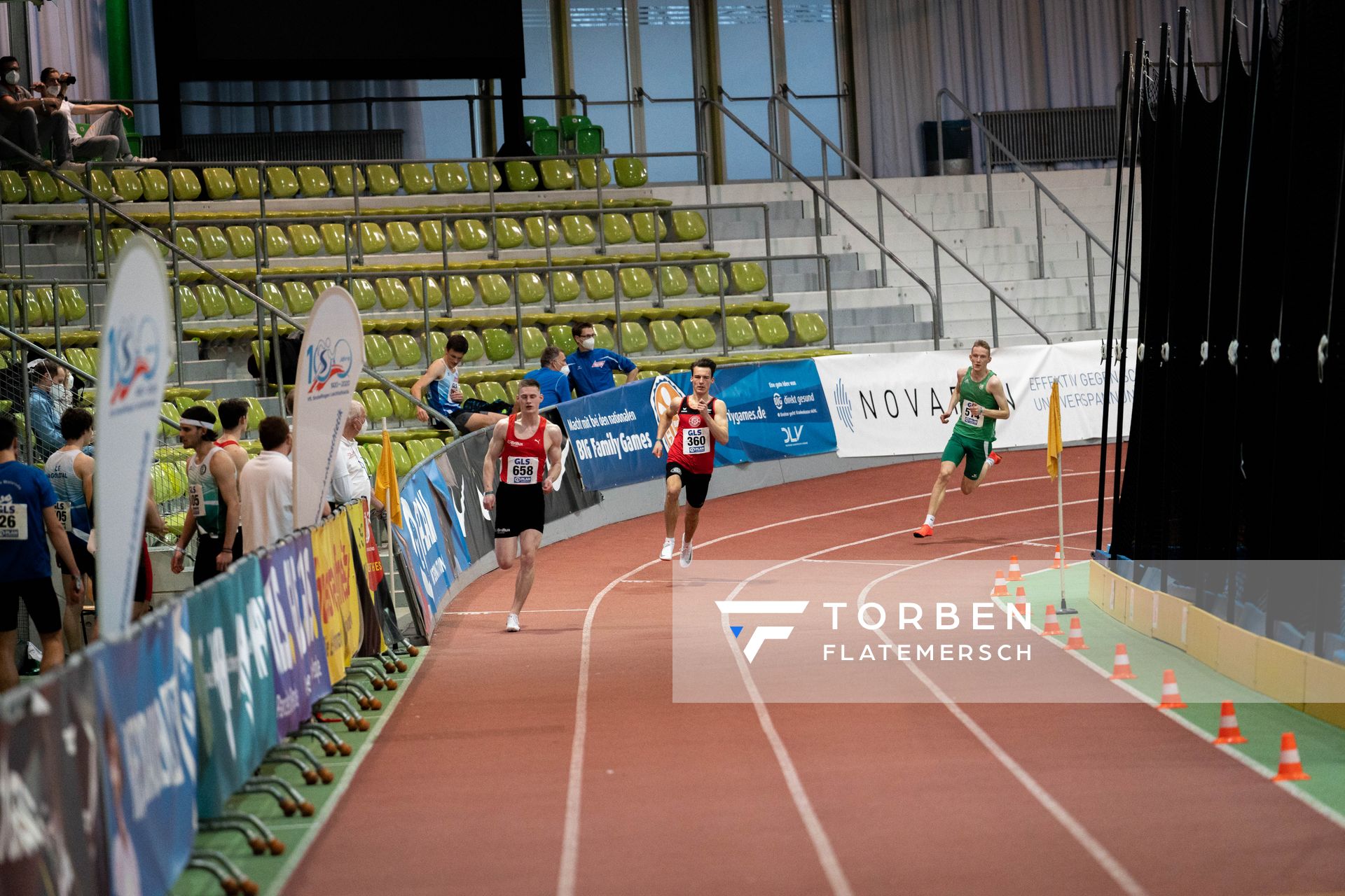 Bastian Sundermann (LG Brillux Muenster), Florian Kroll (LG Osnabrueck) im 400m Vorlauf am 19.02.2022 waehrend der Deutsche Jugend-Hallenmeisterschaften U20 im Glaspalast in Sindelfingen