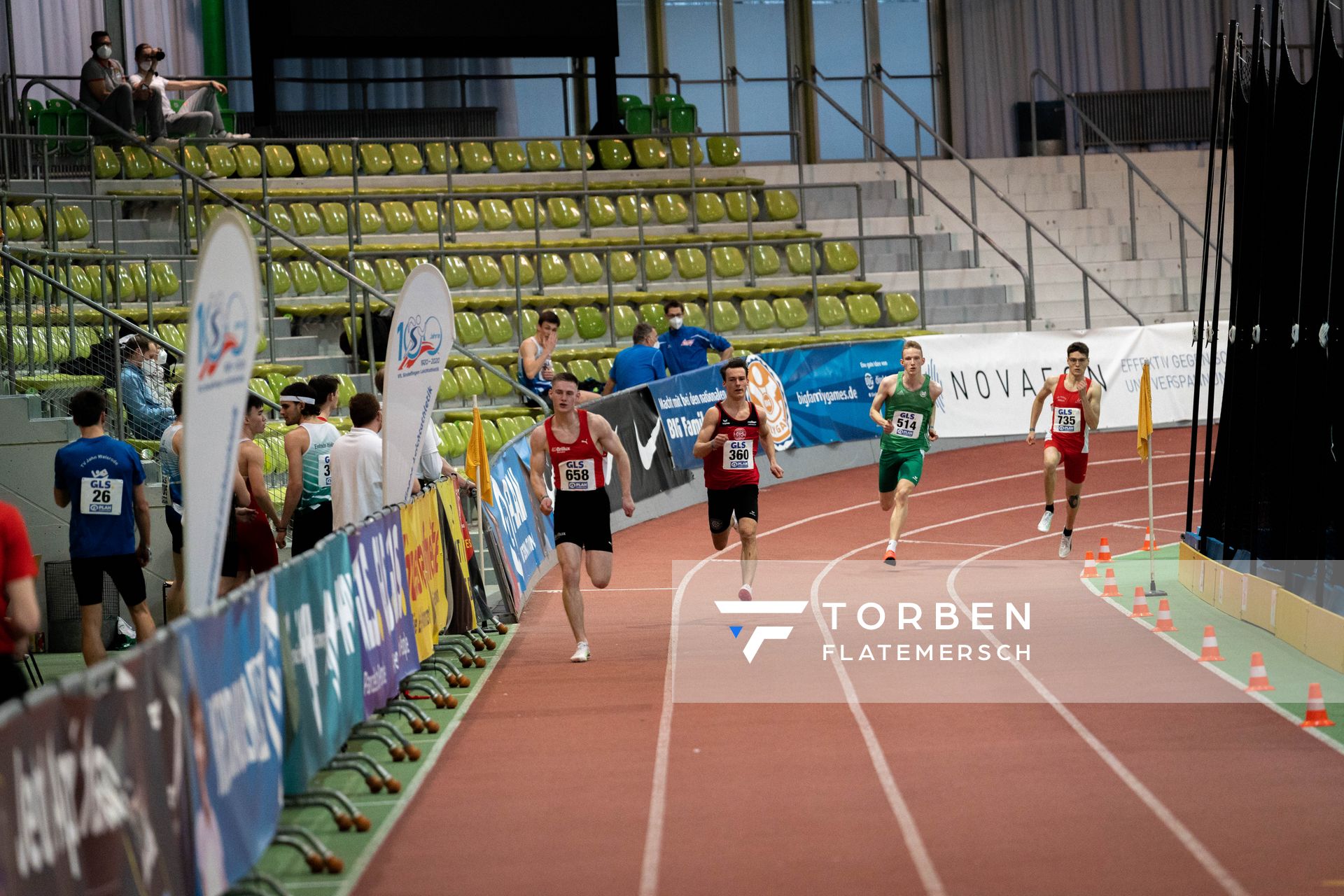 Bastian Sundermann (LG Brillux Muenster), Florian Kroll (LG Osnabrueck), Louis Quarata (VfL Wolfsburg), Luke Boehme (LG Nord Berlin) im 400m Vorlauf am 19.02.2022 waehrend der Deutsche Jugend-Hallenmeisterschaften U20 im Glaspalast in Sindelfingen