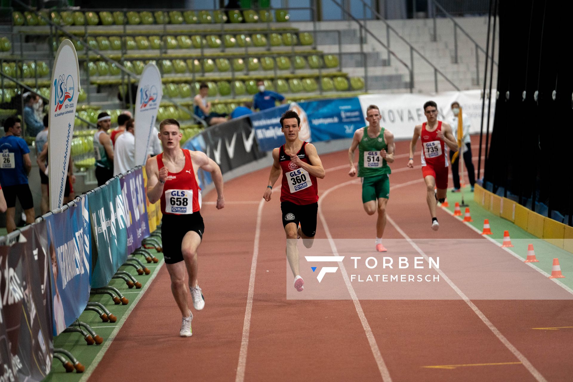 Bastian Sundermann (LG Brillux Muenster), Florian Kroll (LG Osnabrueck), Louis Quarata (VfL Wolfsburg), Luke Boehme (LG Nord Berlin) im 400m Vorlauf am 19.02.2022 waehrend der Deutsche Jugend-Hallenmeisterschaften U20 im Glaspalast in Sindelfingen