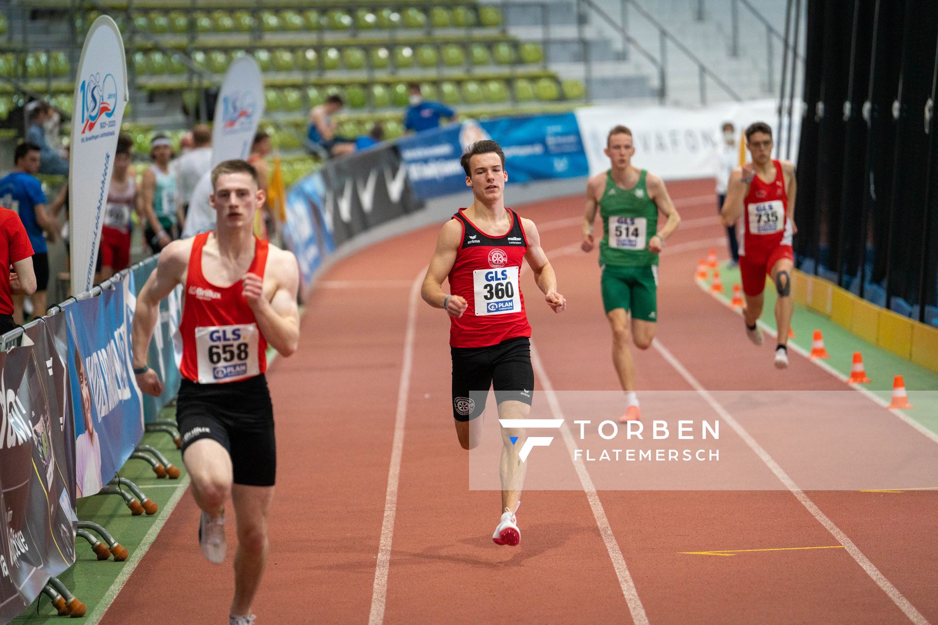 Bastian Sundermann (LG Brillux Muenster), Florian Kroll (LG Osnabrueck), Louis Quarata (VfL Wolfsburg), Luke Boehme (LG Nord Berlin) im 400m Vorlauf am 19.02.2022 waehrend der Deutsche Jugend-Hallenmeisterschaften U20 im Glaspalast in Sindelfingen