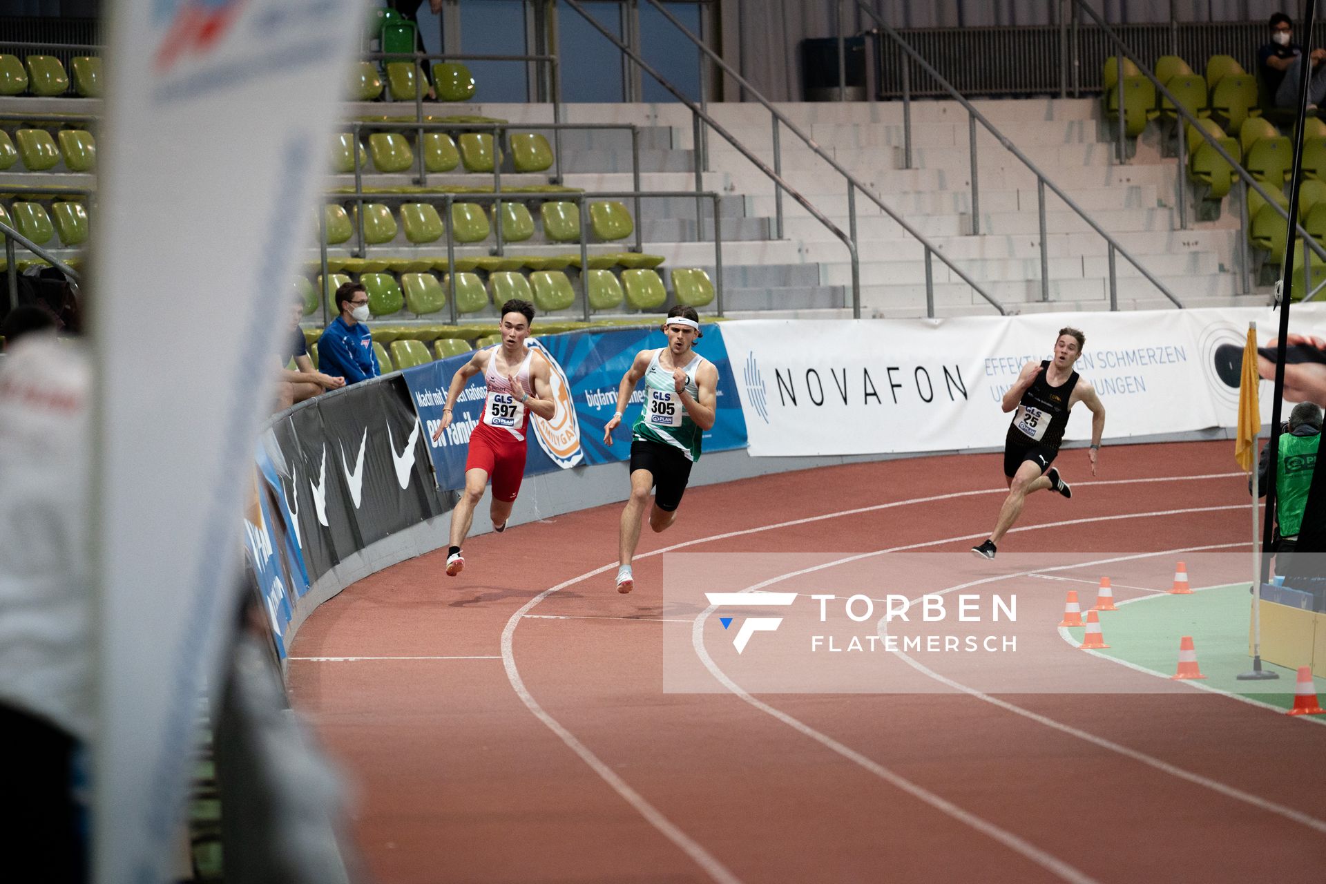 Tobias Schoog (ASV Suechteln), Niclas Jan Kaluza (Eintracht Hildesheim), Jonas Babinsky (LG Main-Spessart) am 19.02.2022 waehrend der Deutsche Jugend-Hallenmeisterschaften U20 im Glaspalast in Sindelfingen