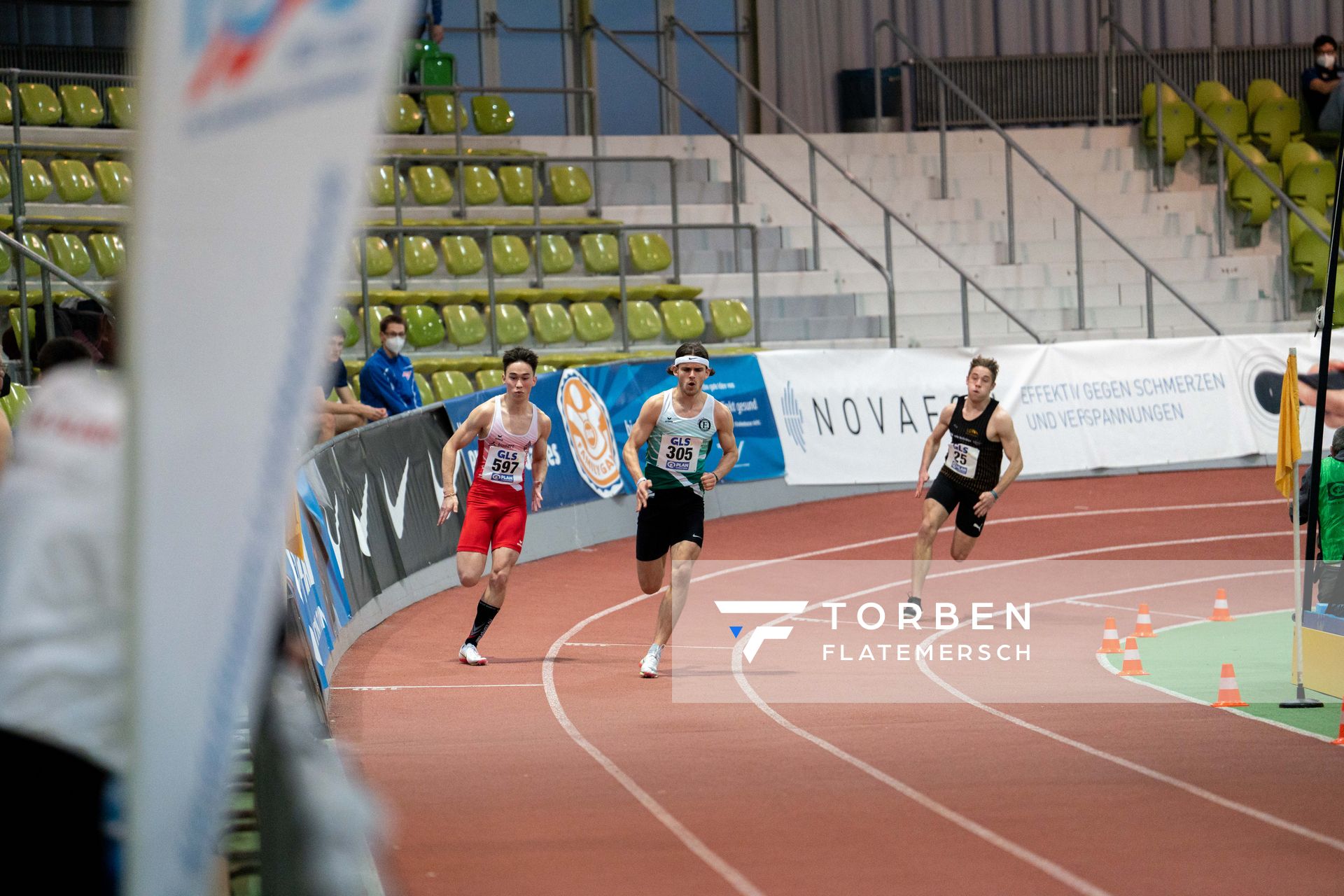 Tobias Schoog (ASV Suechteln), Niclas Jan Kaluza (Eintracht Hildesheim), Jonas Babinsky (LG Main-Spessart) am 19.02.2022 waehrend der Deutsche Jugend-Hallenmeisterschaften U20 im Glaspalast in Sindelfingen