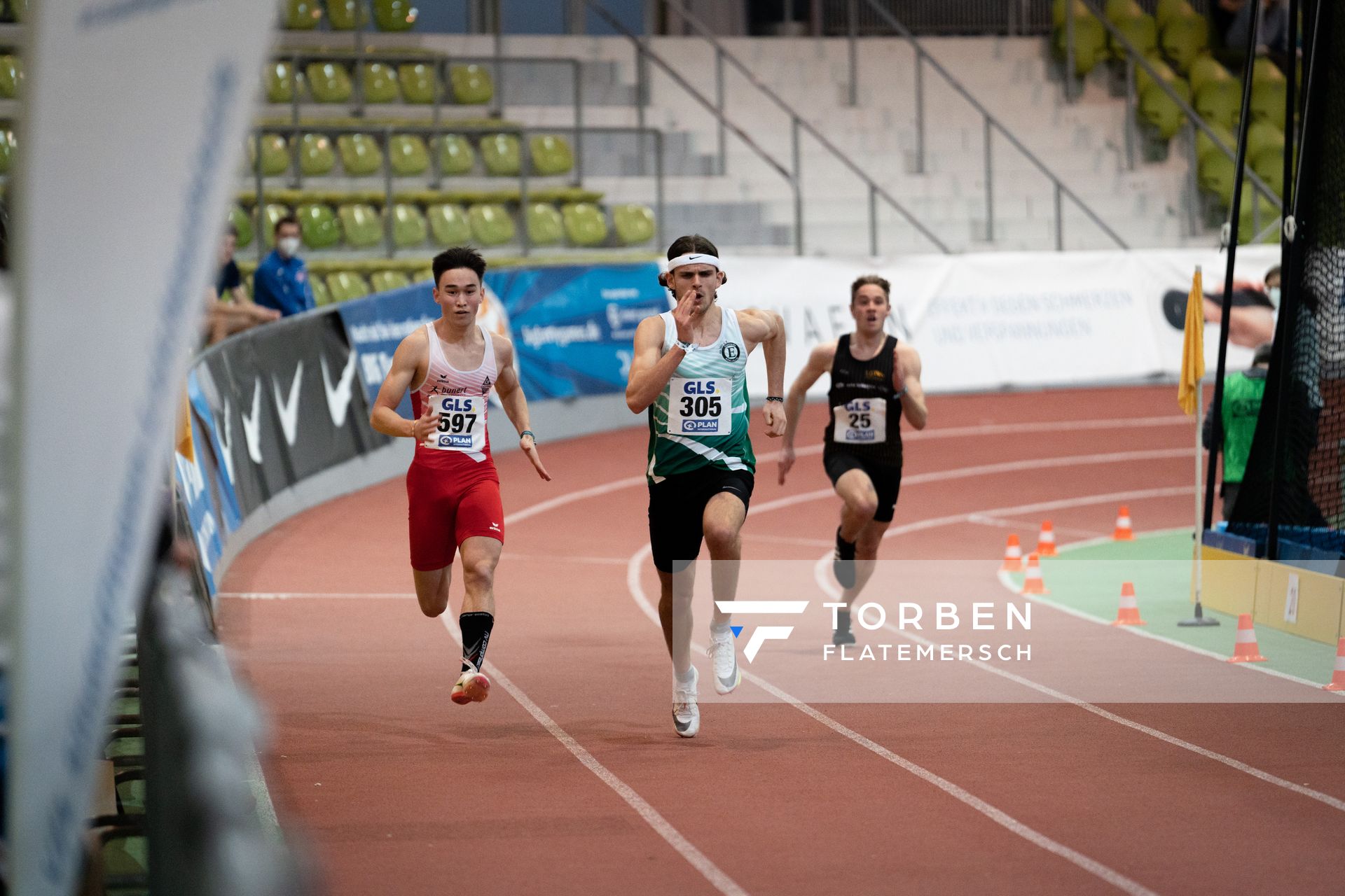 Tobias Schoog (ASV Suechteln), Niclas Jan Kaluza (Eintracht Hildesheim), Jonas Babinsky (LG Main-Spessart) am 19.02.2022 waehrend der Deutsche Jugend-Hallenmeisterschaften U20 im Glaspalast in Sindelfingen