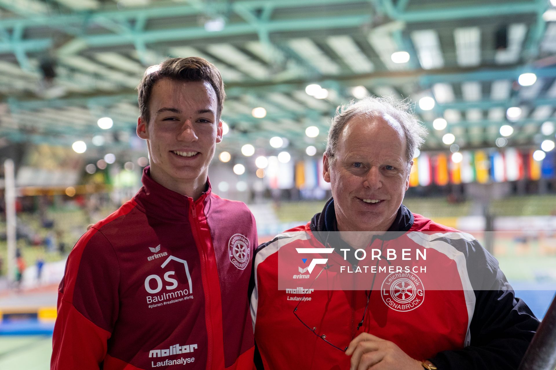 Florian Kroll (LG Osnabrueck) und Trainer Anton Siemer (LG Osnabrueck) am 19.02.2022 waehrend der Deutsche Jugend-Hallenmeisterschaften U20 im Glaspalast in Sindelfingen