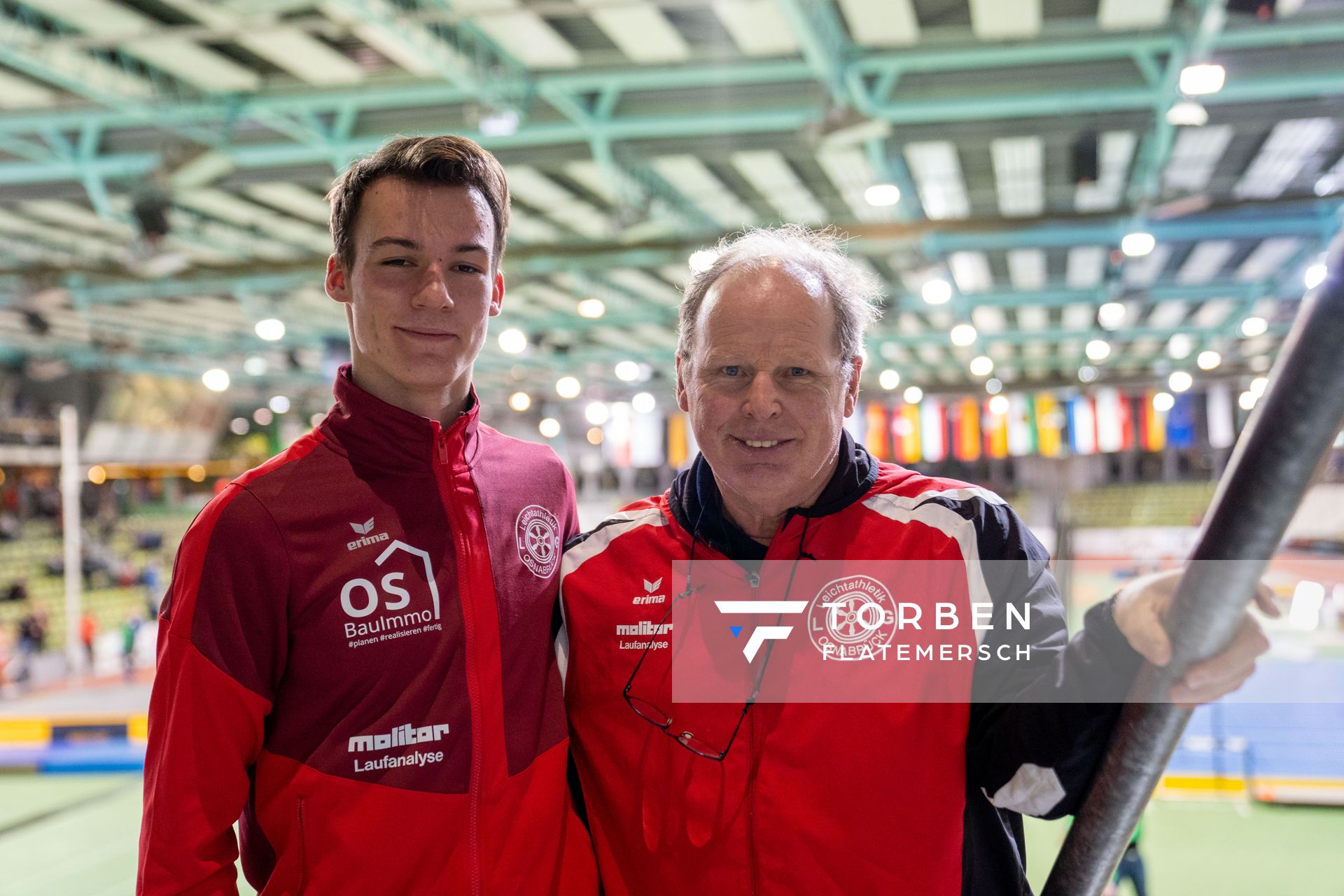 Florian Kroll (LG Osnabrueck) und Trainer Anton Siemer (LG Osnabrueck) am 19.02.2022 waehrend der Deutsche Jugend-Hallenmeisterschaften U20 im Glaspalast in Sindelfingen